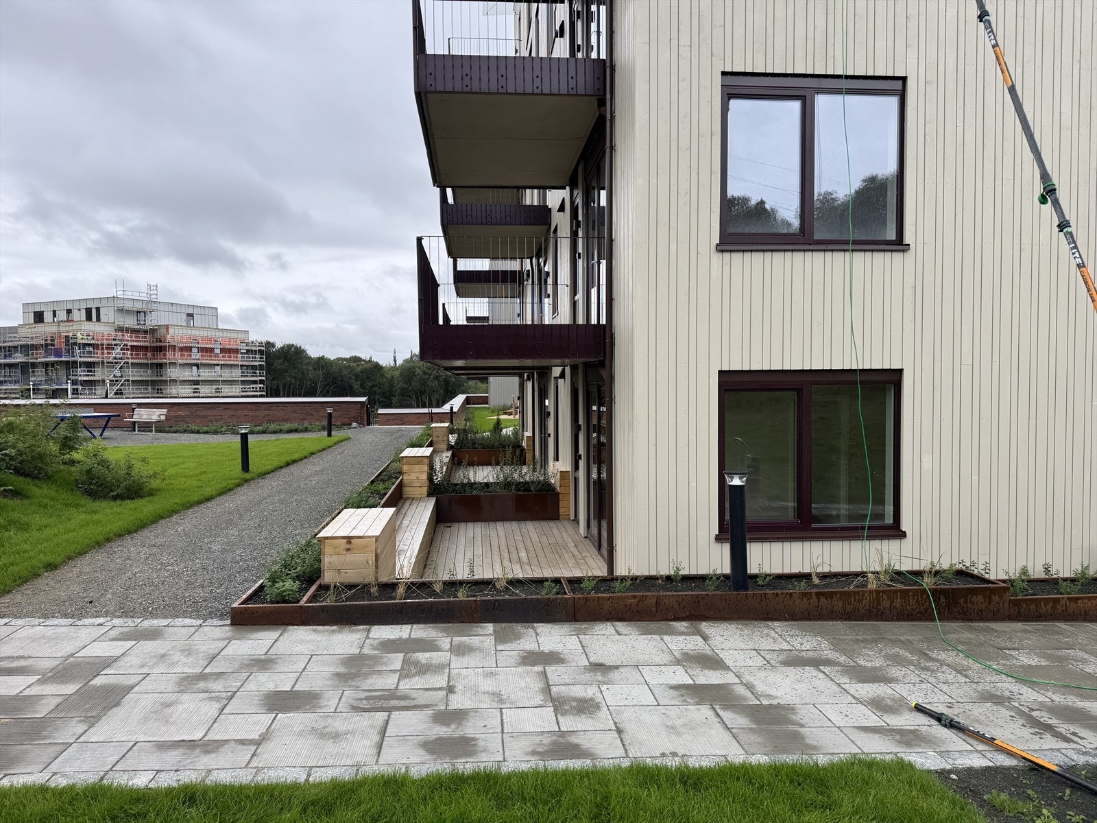 Her får du pent opparbeidede utearealer og usjenert beliggenhet i første etasje. Galleribilde