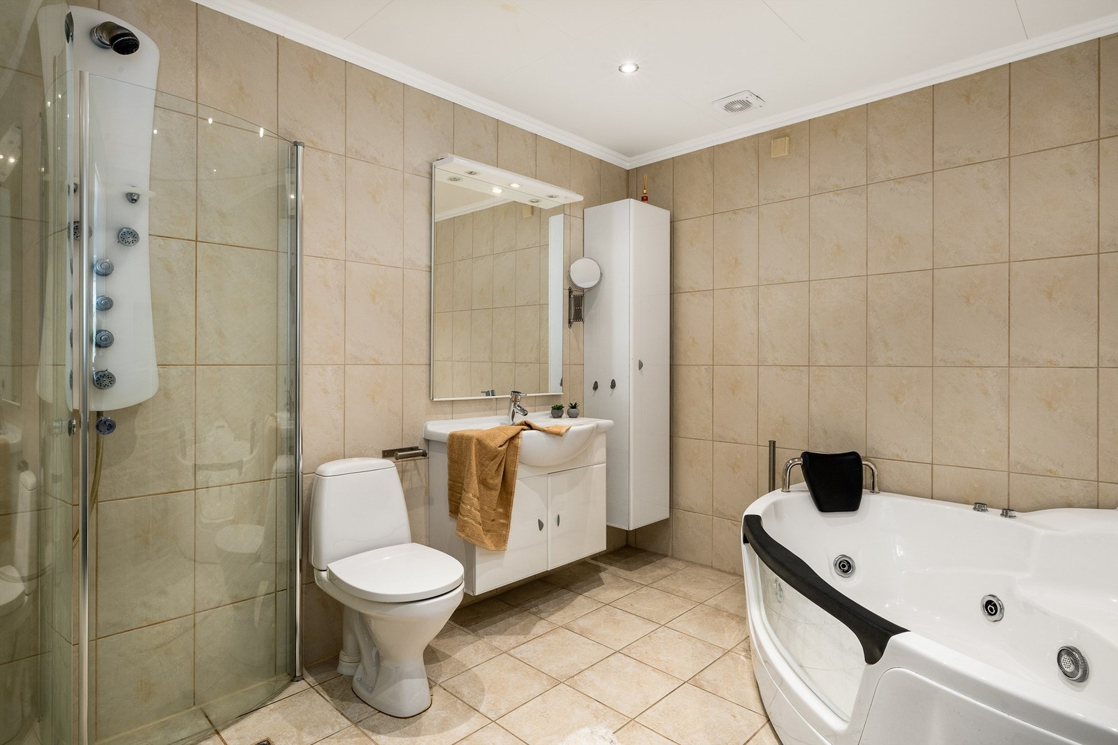 Flislagt bad med varme i gulvet Galleribilde