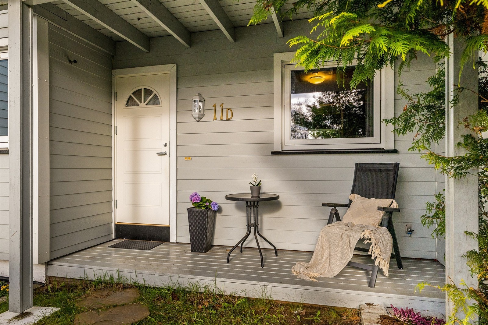 Et hyggelig overbygget inngangsparti Galleribilde