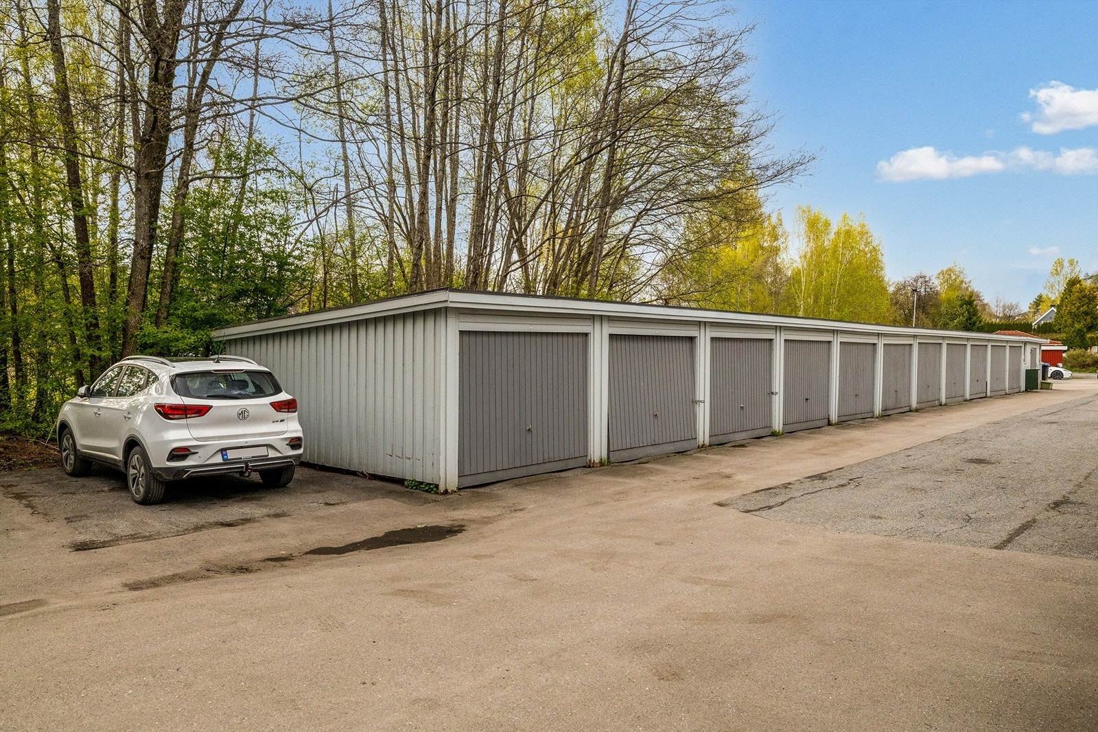 Garasjeplass nr. 2 fra venstre Galleribilde