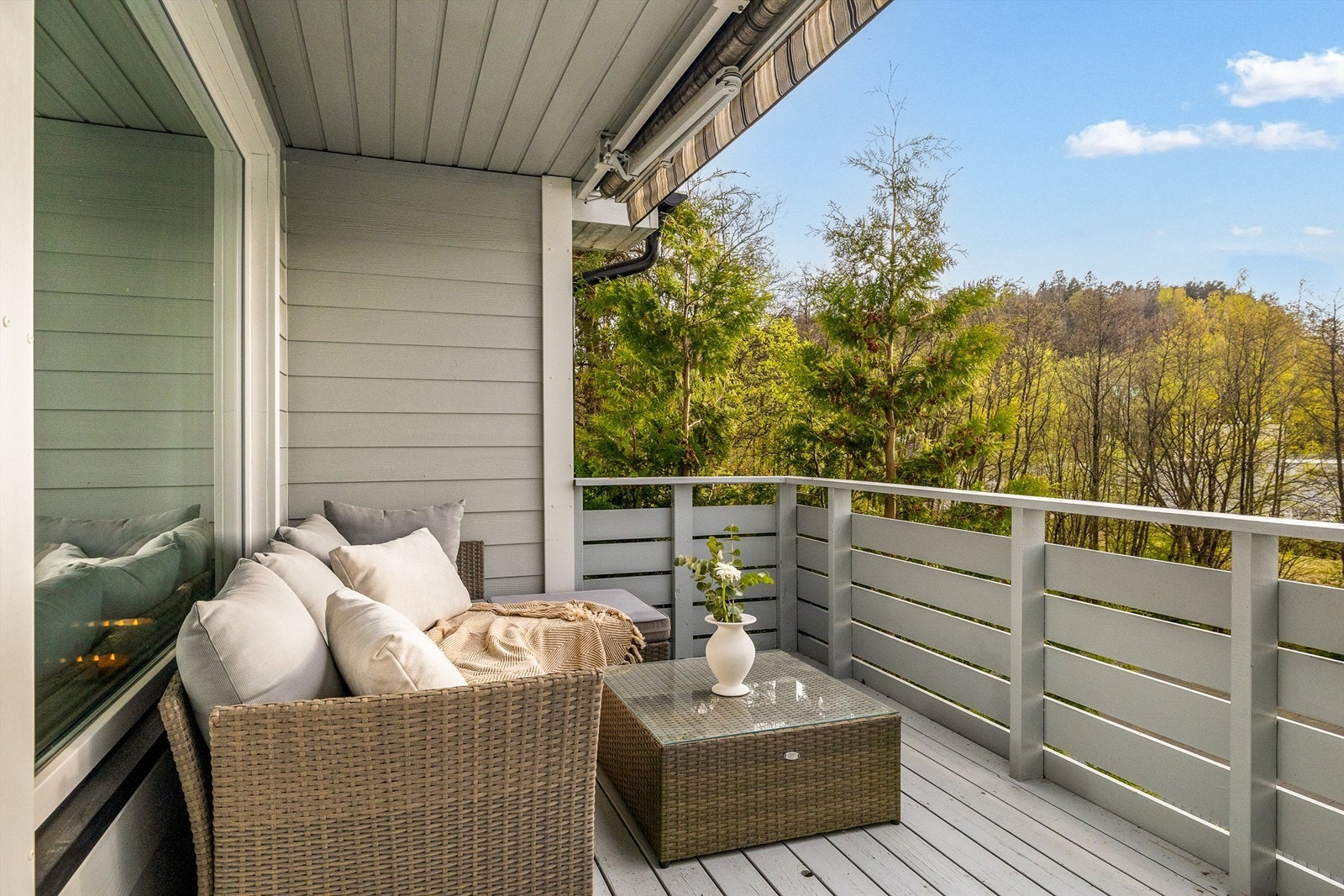 Balkongen ligger høyt i terrenget som gjør solforholdene meget gode Galleribilde