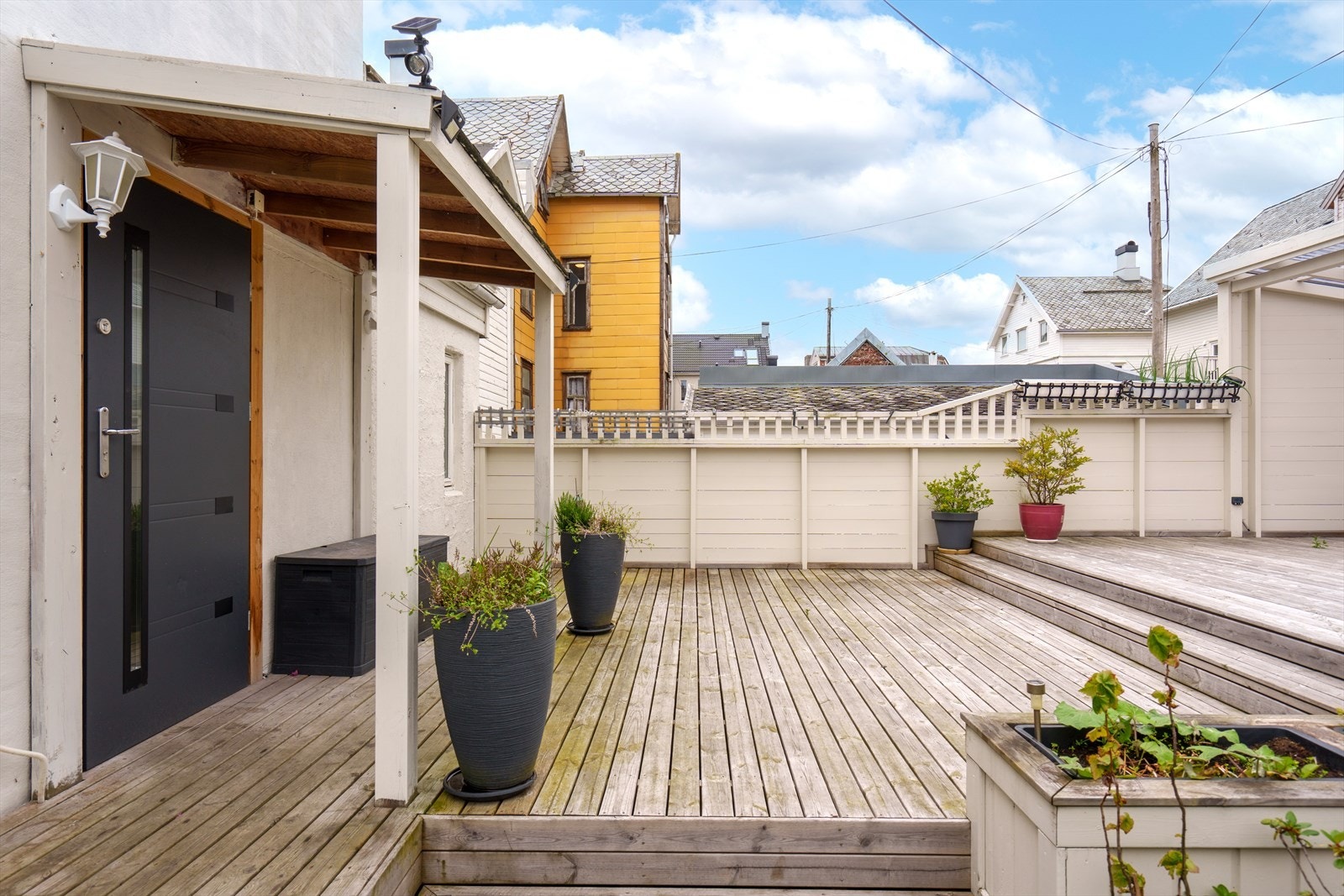 Begge leilighetene har felles inngangsparti via bakgården. Galleribilde