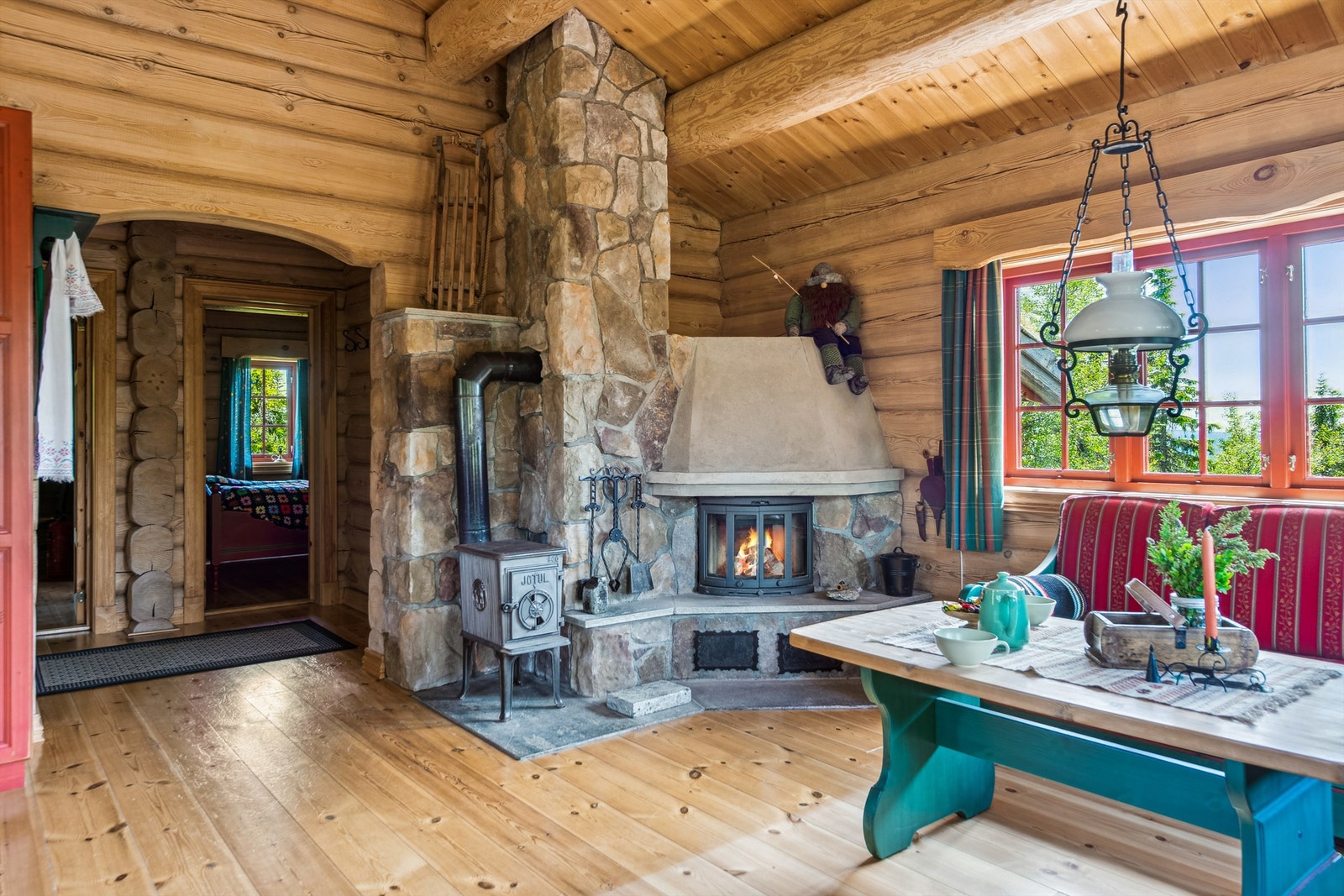 Stuedelen har en pipe forblendet med naturstein, utstyrt med både peisinnsats og en separat vedovn som gir god varme. Galleribilde