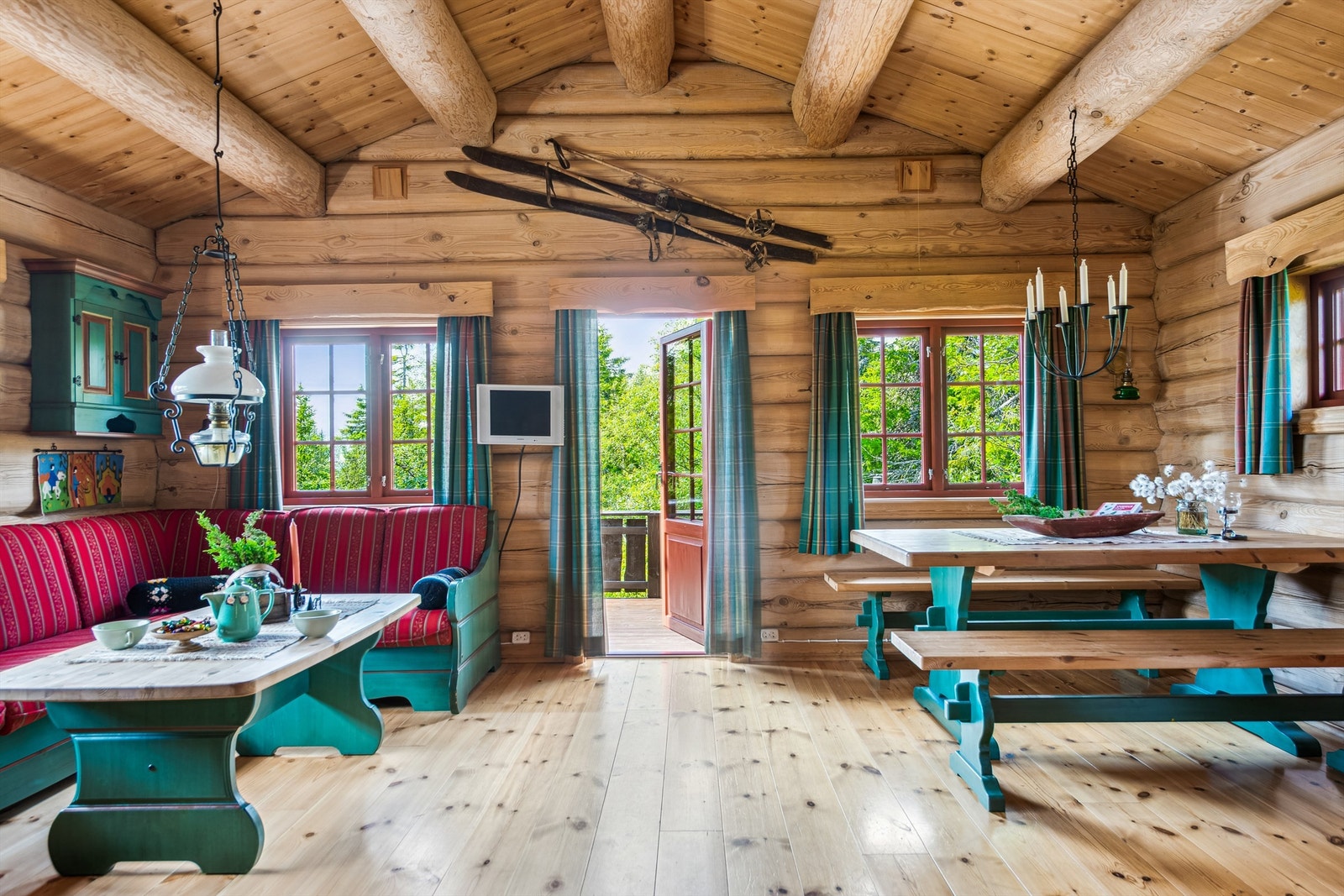 Hyttas sosiale samlingspunkt er en åpen stue- og kjøkkenløsning. Galleribilde