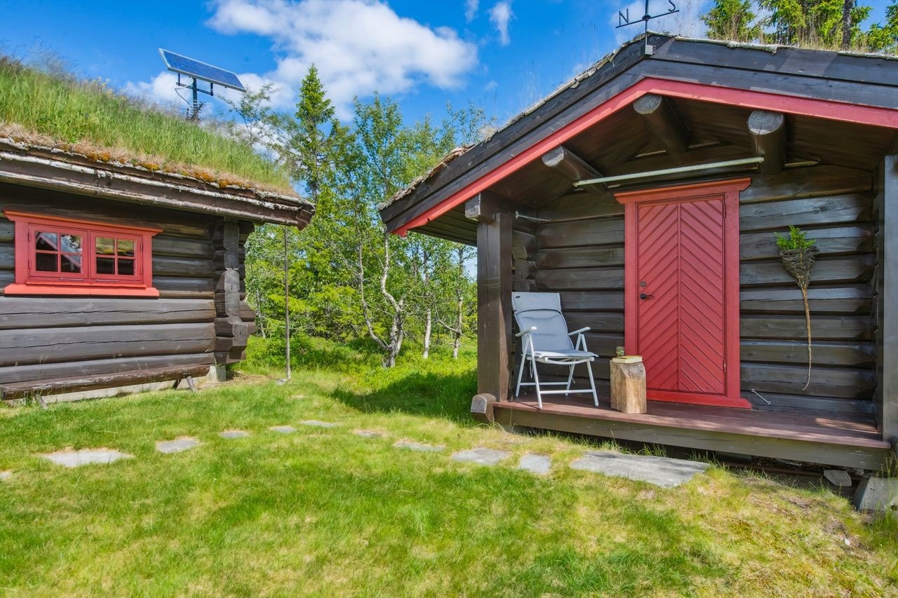 Koselig uteplass mellom hytta og annekset. Galleribilde