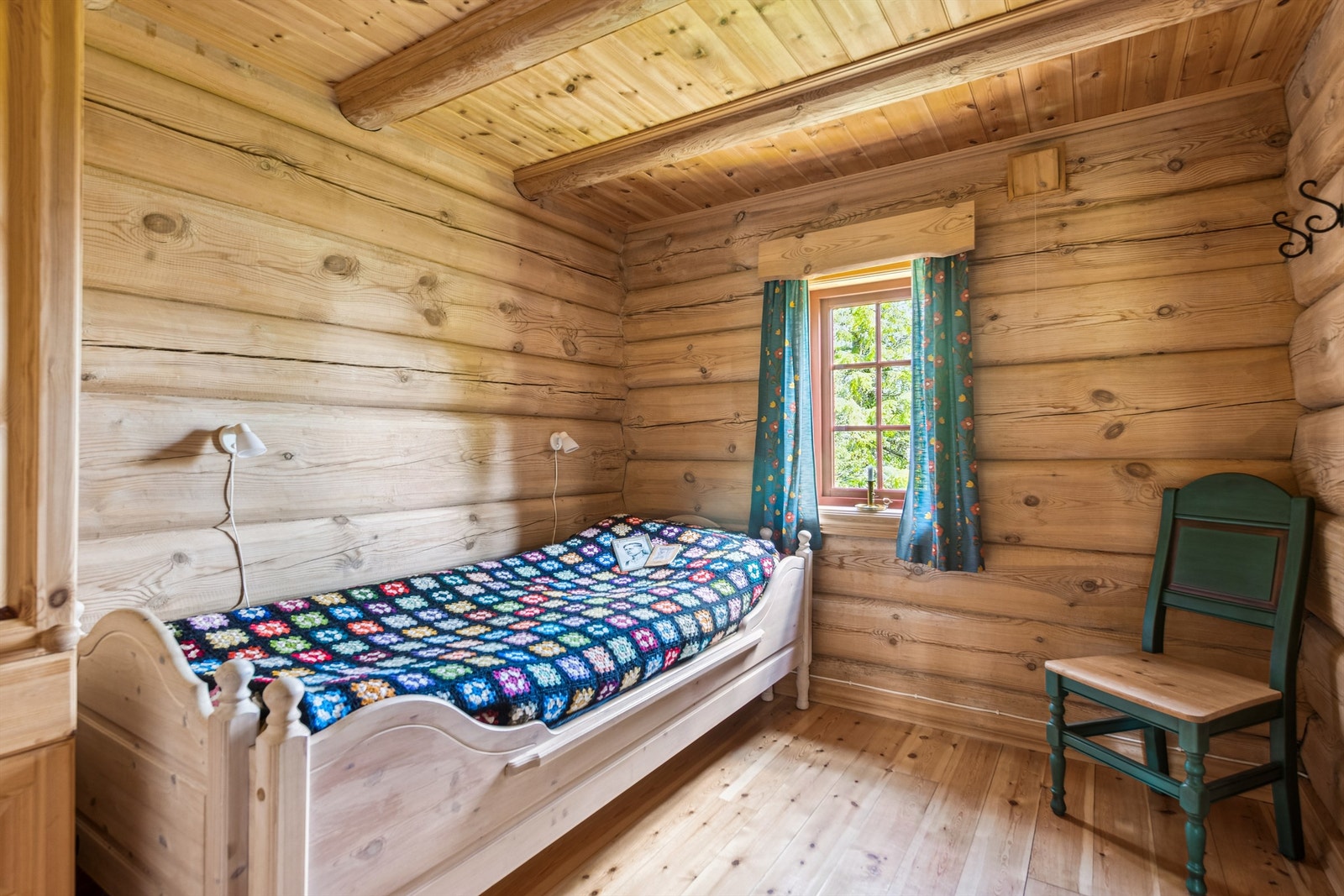 Det er registrert fuktskader ved lafteknutene i begge rom, relatert til utvendige forhold på østveggen. Galleribilde