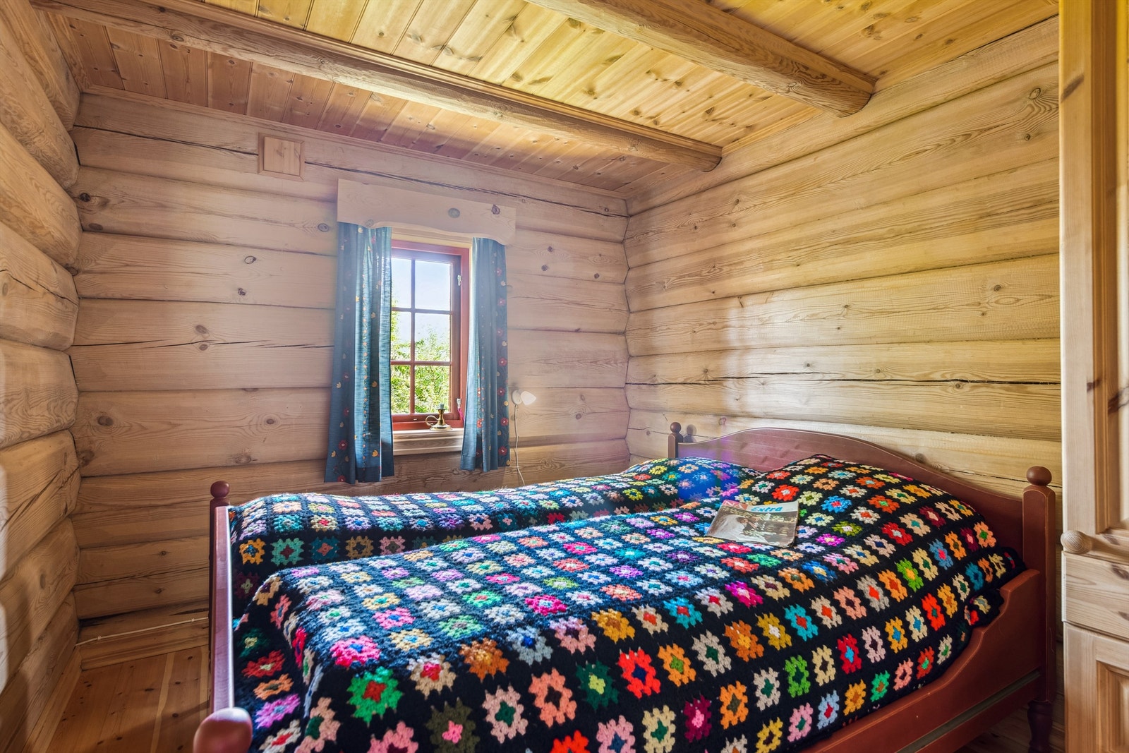 Hytta inneholder to soverom med plass til senge- og oppbevaringsløsninger. Begge rommene har røykvarslere installert. Galleribilde