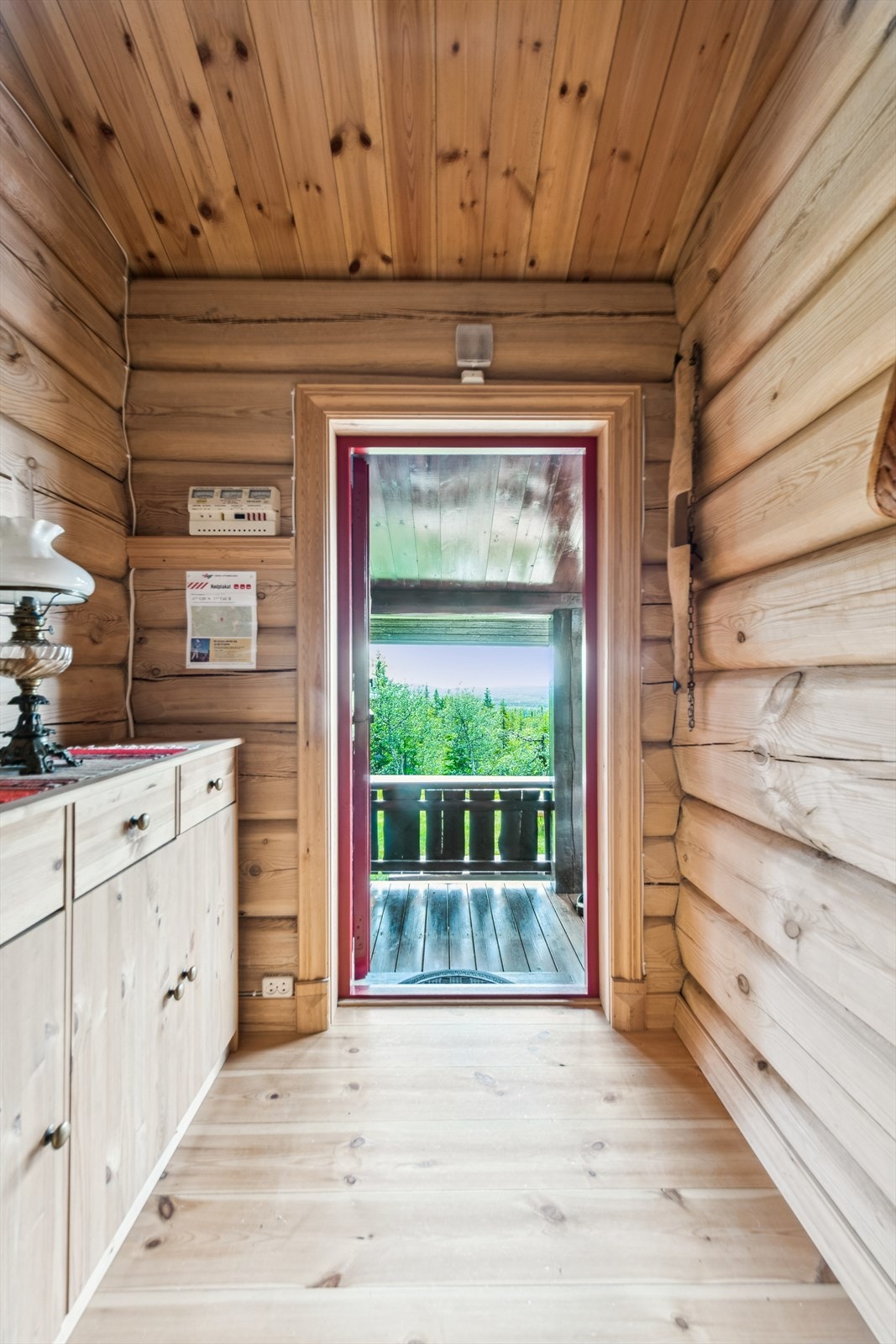 Rommet gir plass til å henge fra seg yttertøy og sette fra seg sko. Galleribilde