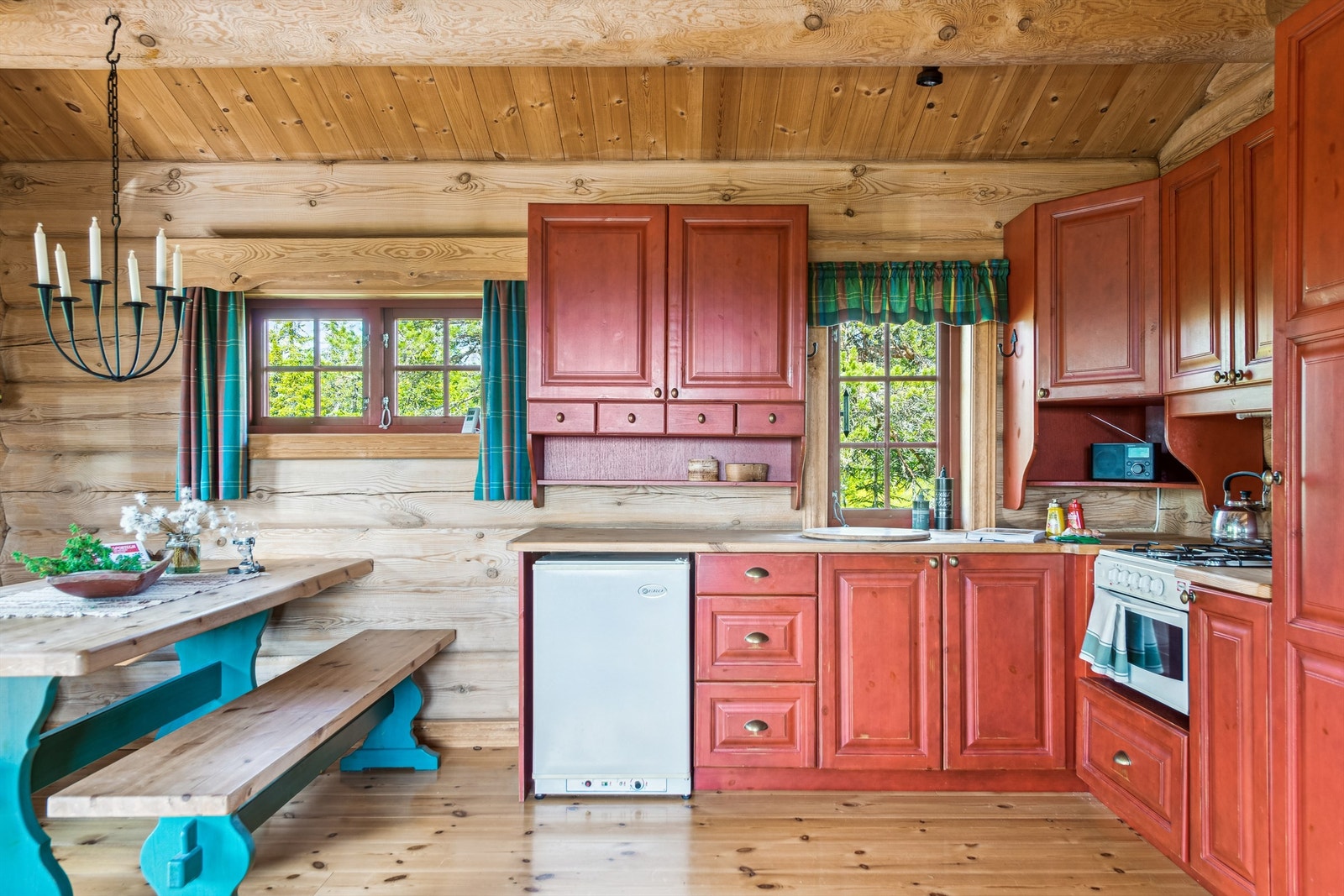 Det er utstyrt med gassdrevet kjøleskap og komfyr, og det er installert gassalarm. Rommet har naturlig ventilasjon via veggventil, men mangler mekanisk avtrekk over kokesonen (TG2). Galleribilde