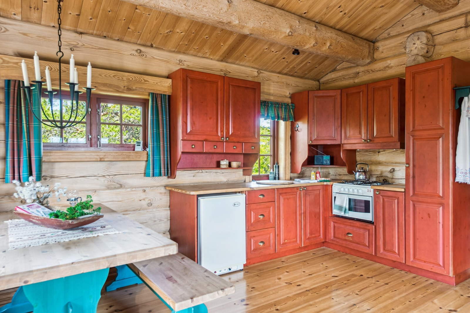 Kjøkkenet har en solid innredning fra Løten Snekkerverksted med profilerte fronter og benkeplate i heltre Galleribilde