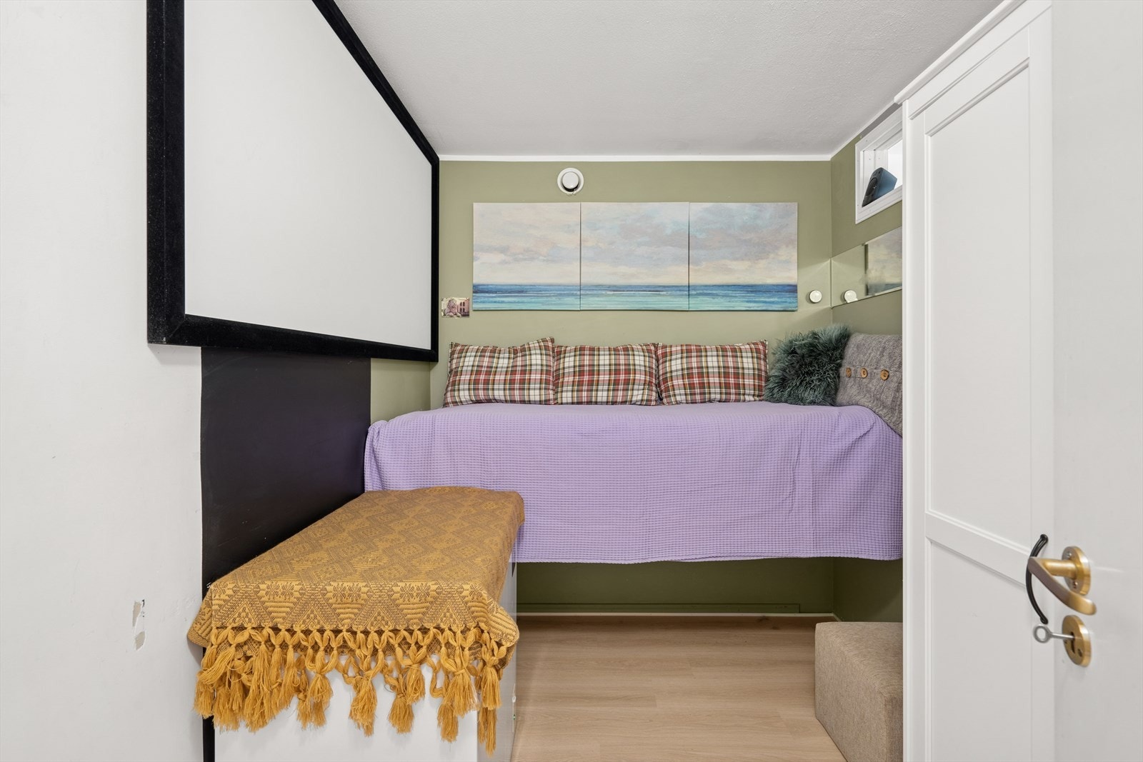 Innredet rom med garderobe og plassbygd seng med romslig lagringsplass under. Galleribilde