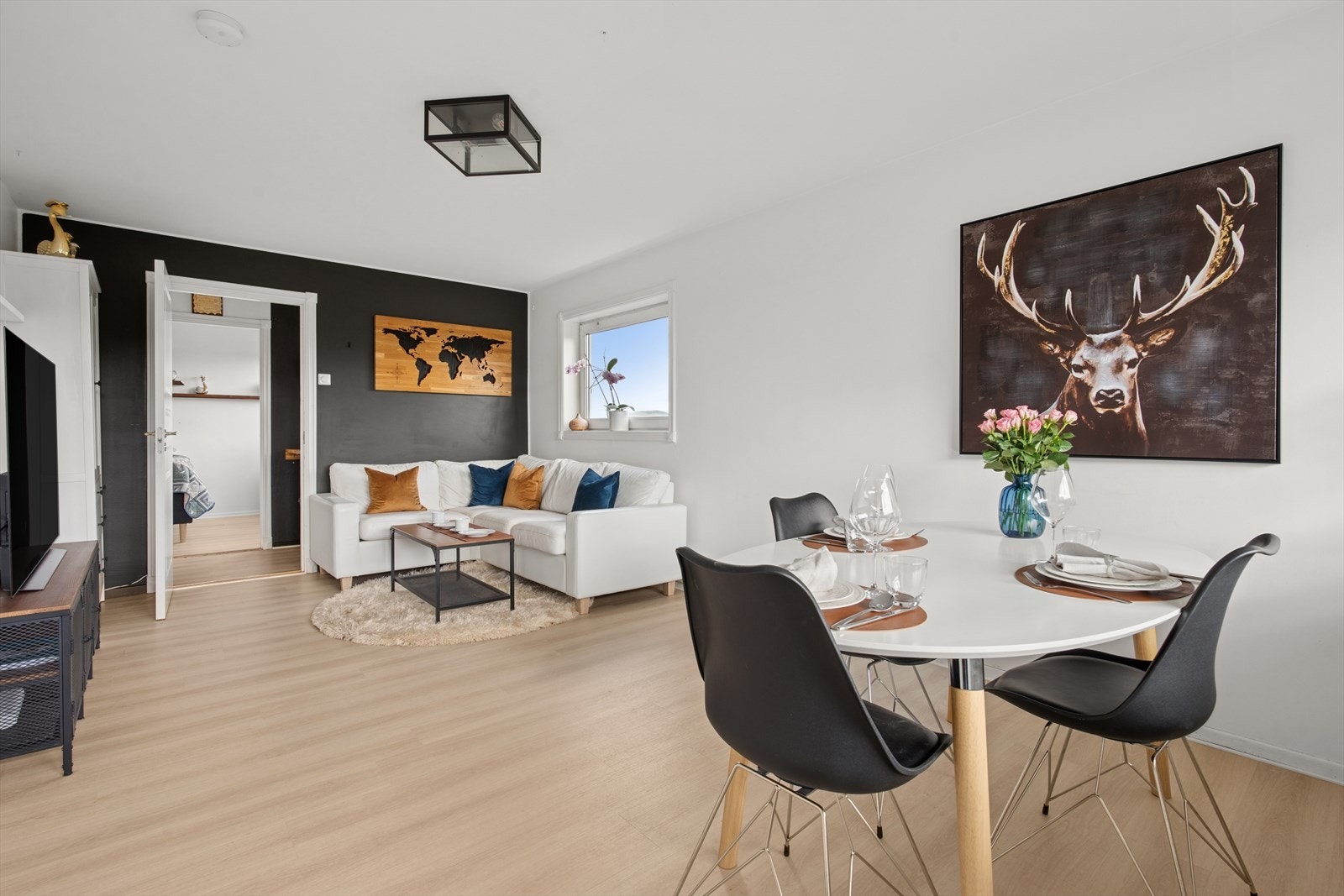 Det er plass til både sofagruppe og spiseplass. Galleribilde