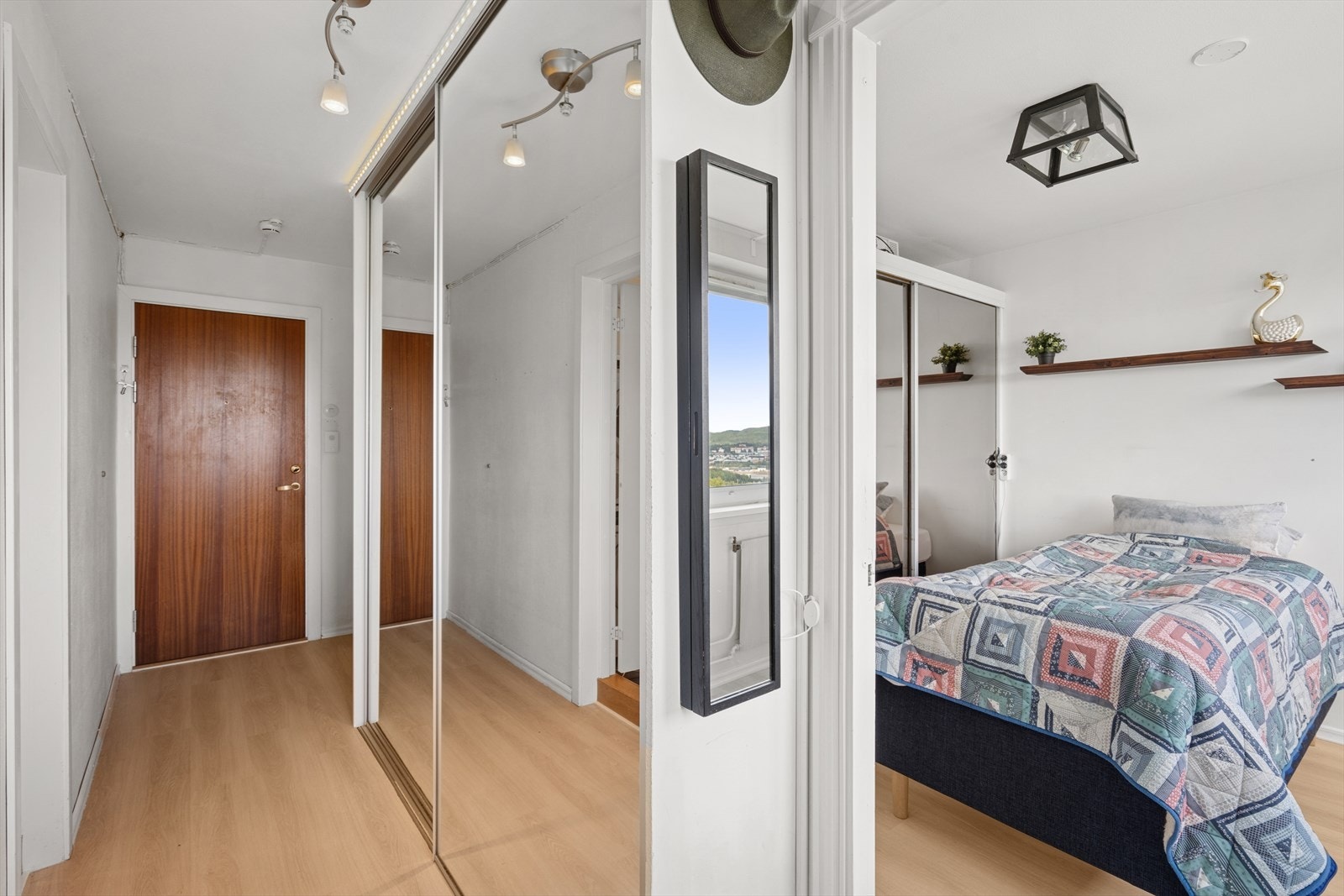 Romslig entré med skyvedørsgarderobe. Galleribilde