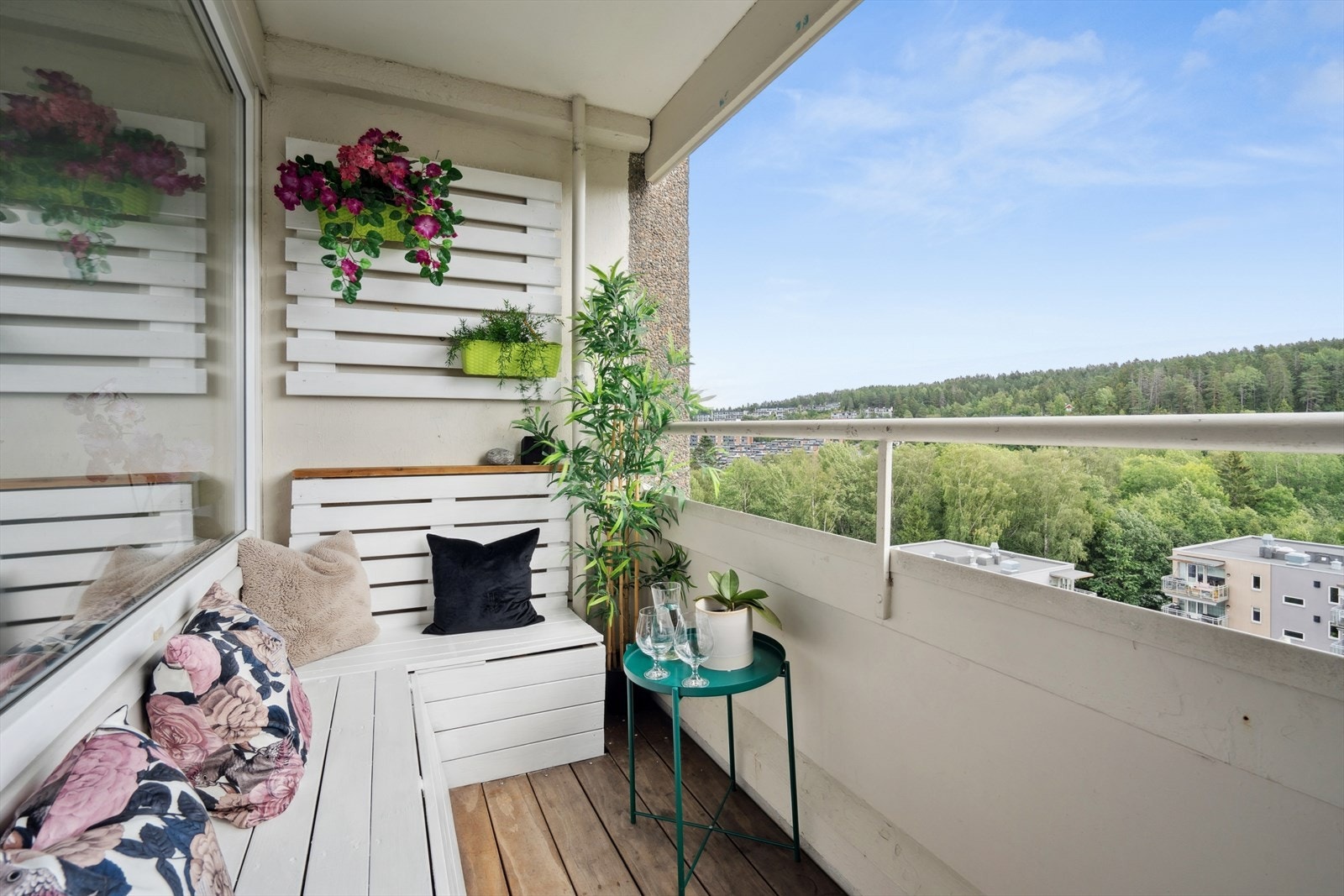 Balkong på ca. 4,6m² med plassbygd benk med lagringsplass, flott utsikt og gode solforhold. Galleribilde