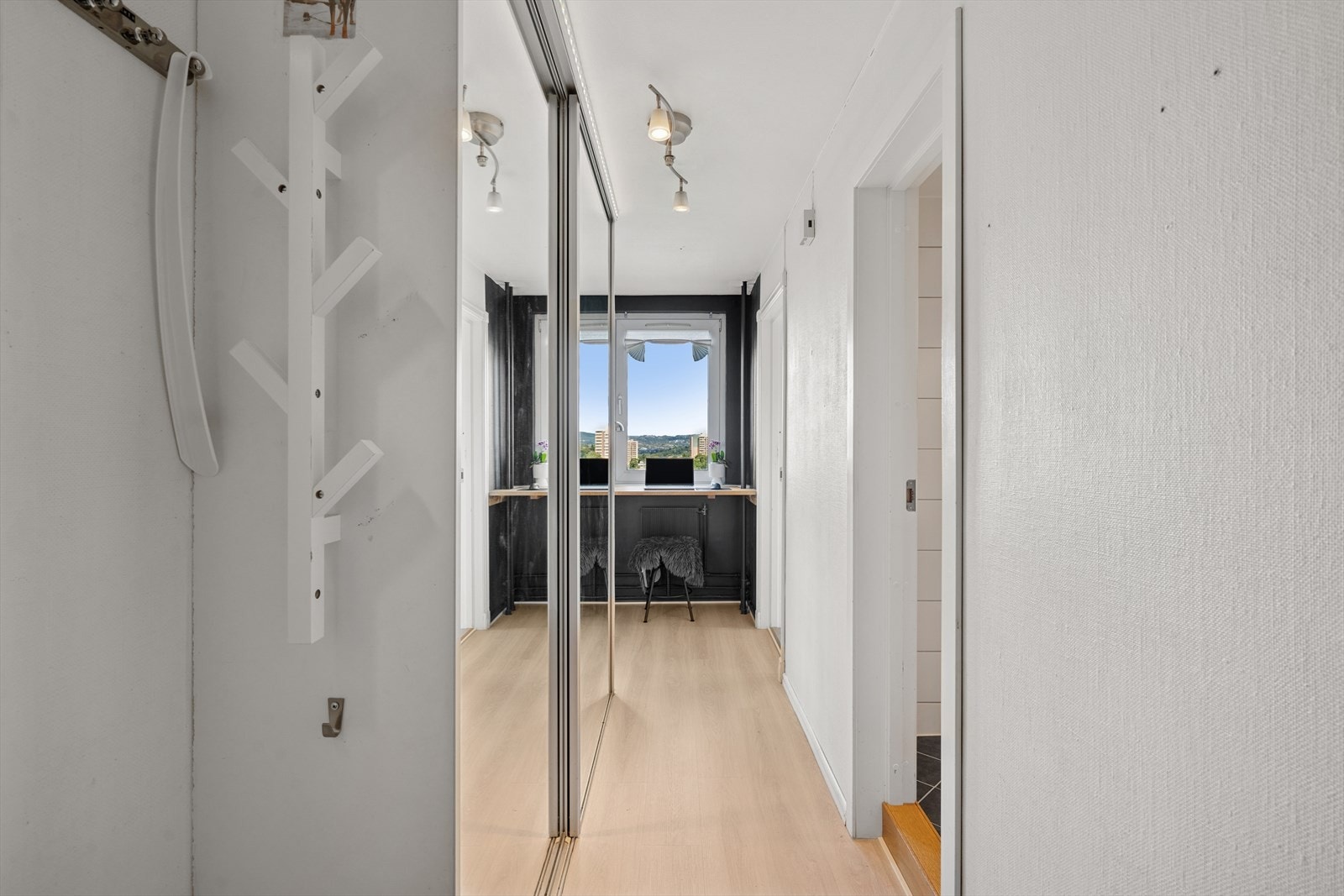Romslig entré Galleribilde