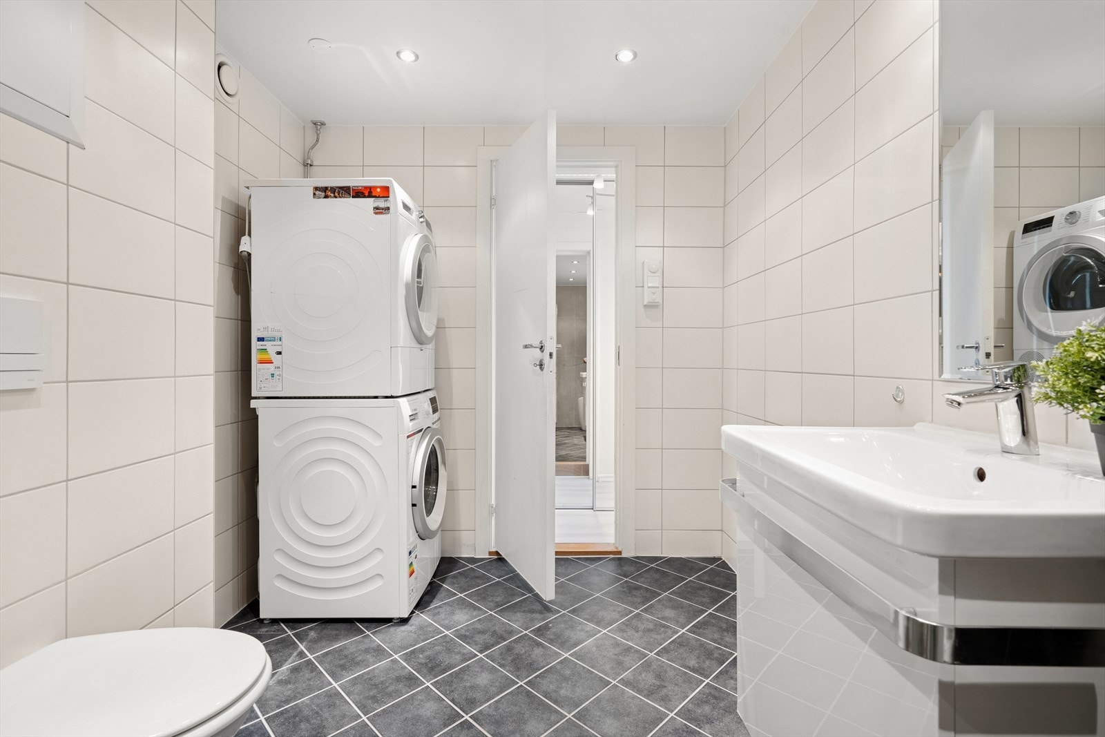 Flott flislagt bad/wc fra 2013 med varmekabler i gulv og opplegg for vaskemaskin. Bad/wc som er utvidet fra opprinnelig planløsning er rehabilitert i regi av borettslaget med nye overflater, membranløsninger, sluk og røropplegg. Galleribilde