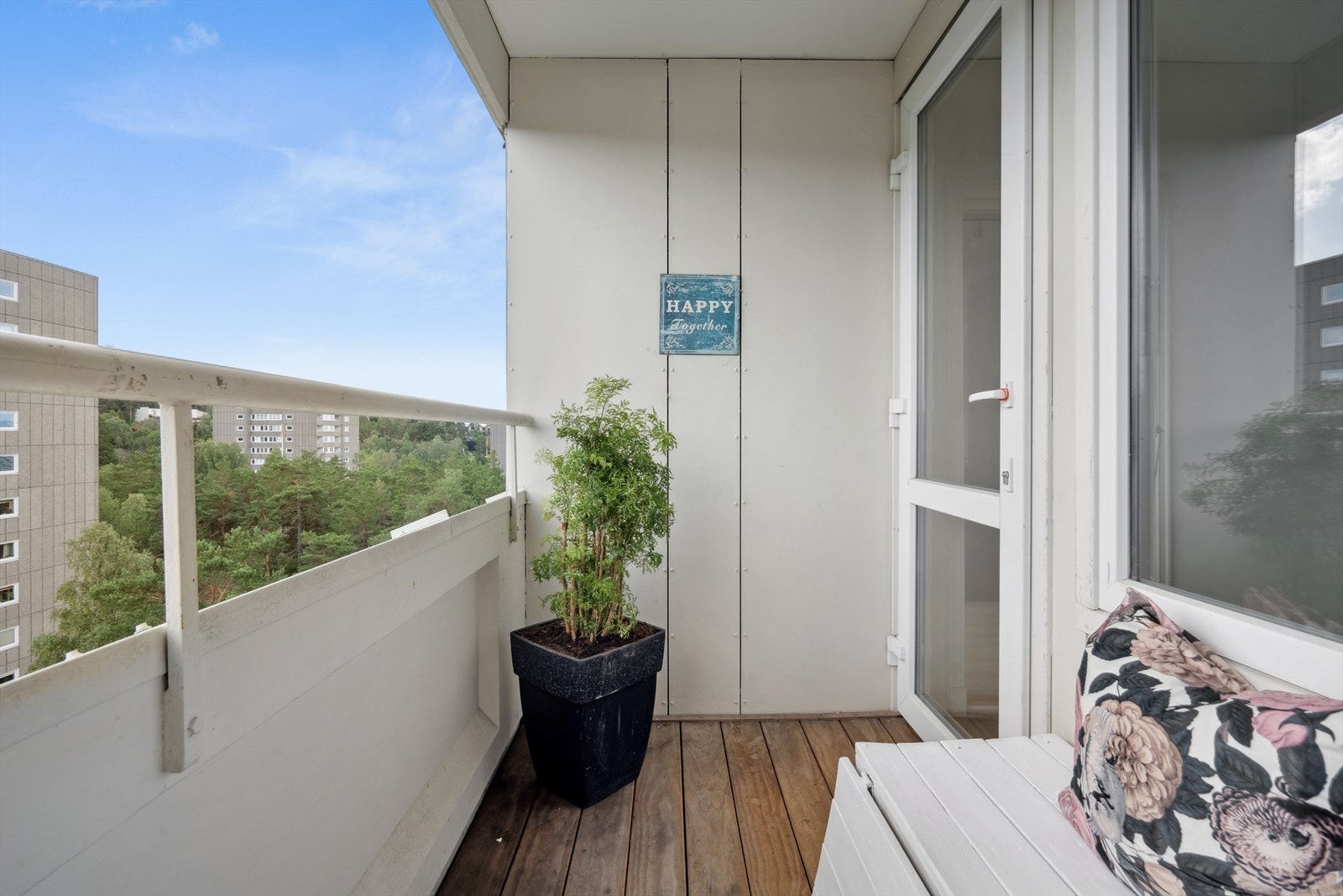 Balkong på ca. 4,6m² med flott utsikt og gode solforhold. Her er det lagt vedlikeholdsfrie terrassebord av Kebony. Galleribilde