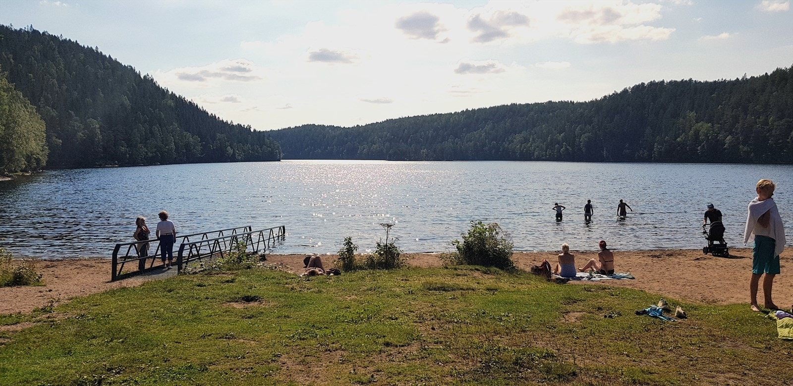 Lutvann med langgrunn strand. Kjent for sitt klare, rene og turkisfargede vann. Kun en kort spasertur unna Galleribilde