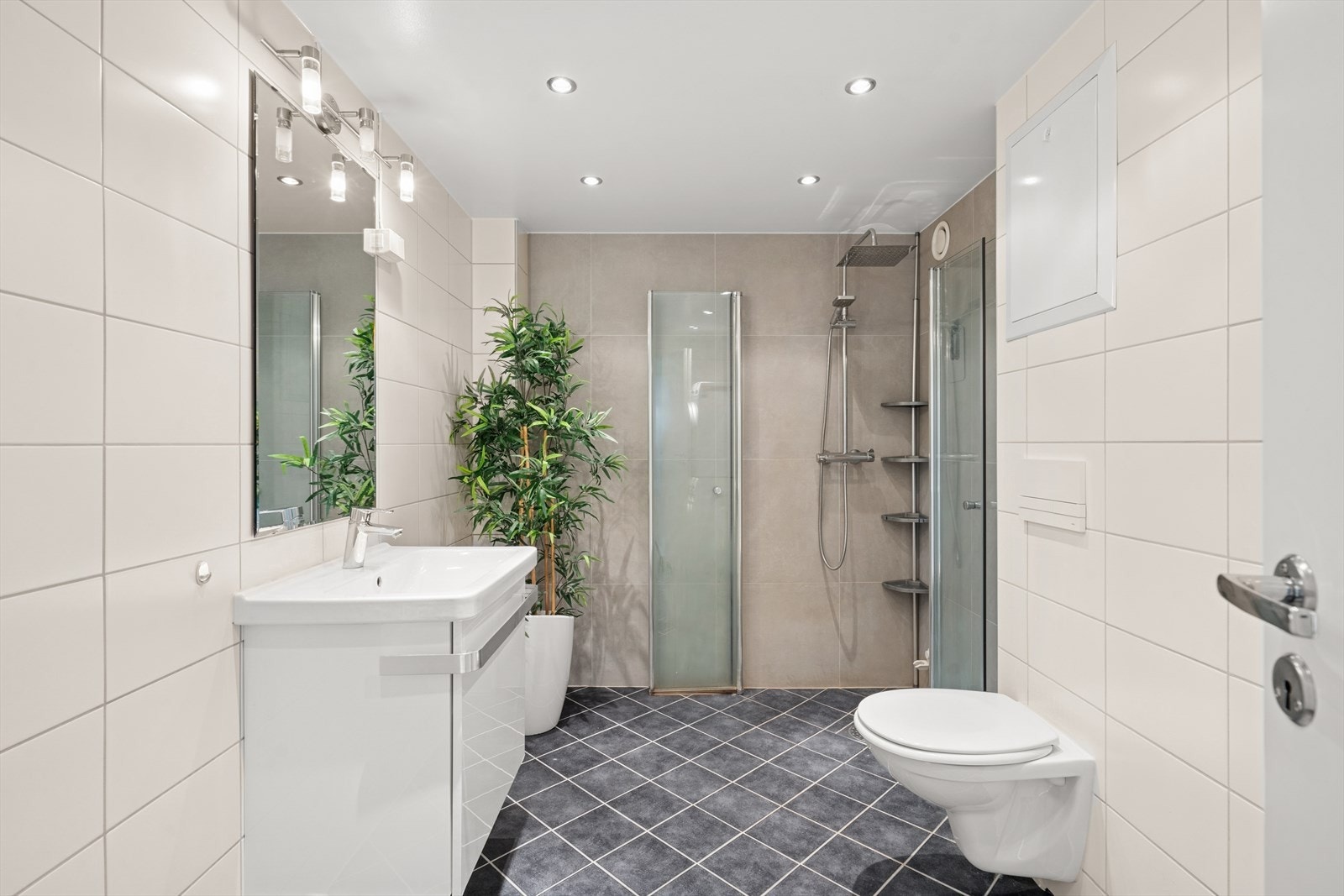 Flott flislagt bad/wc fra 2013 med varmekabler i gulv og opplegg for vaskemaskin. Bad/wc som er utvidet fra opprinnelig planløsning er rehabilitert i regi av borettslaget med nye overflater, membranløsninger, sluk og røropplegg. Galleribilde