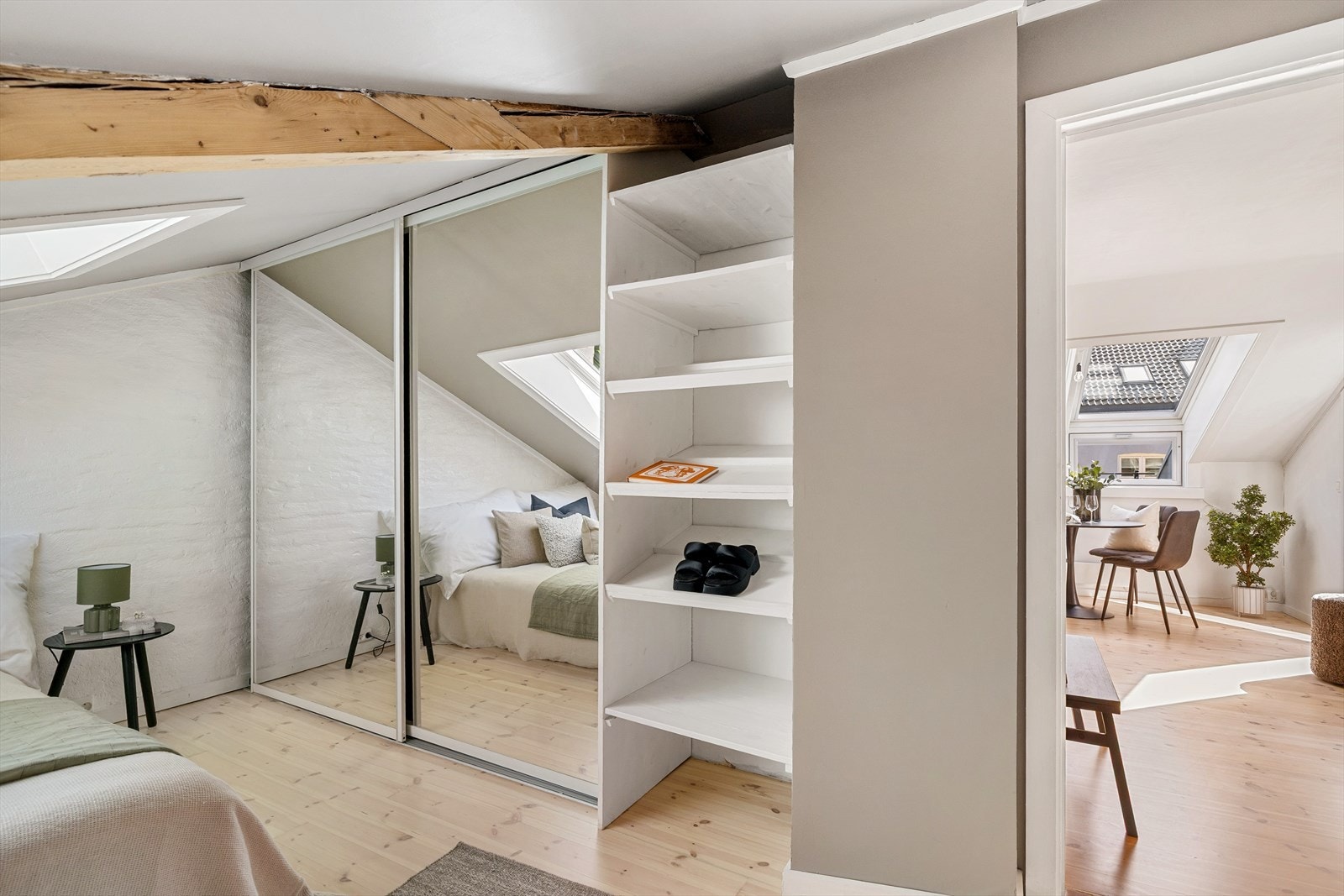 En stor, praktisk garderobeløsning gjør det enkelt å holde orden Galleribilde