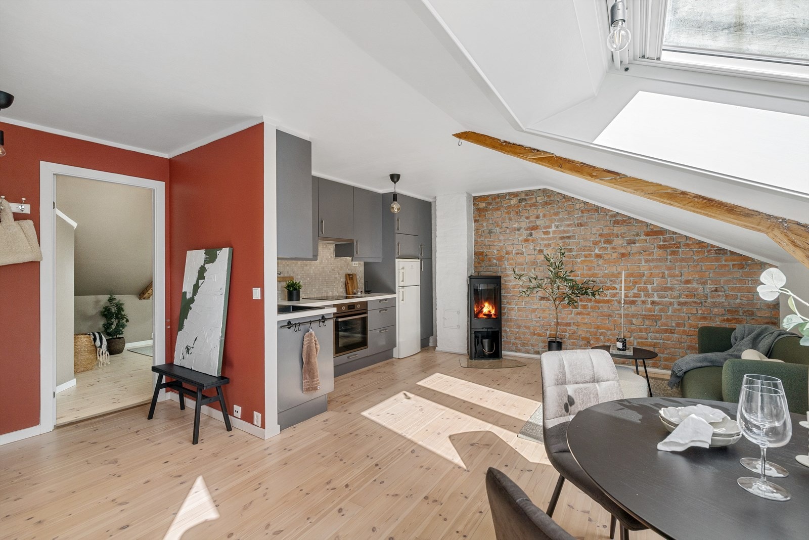 Gode mengder lysinnslipp fra de store vindusflatene Galleribilde