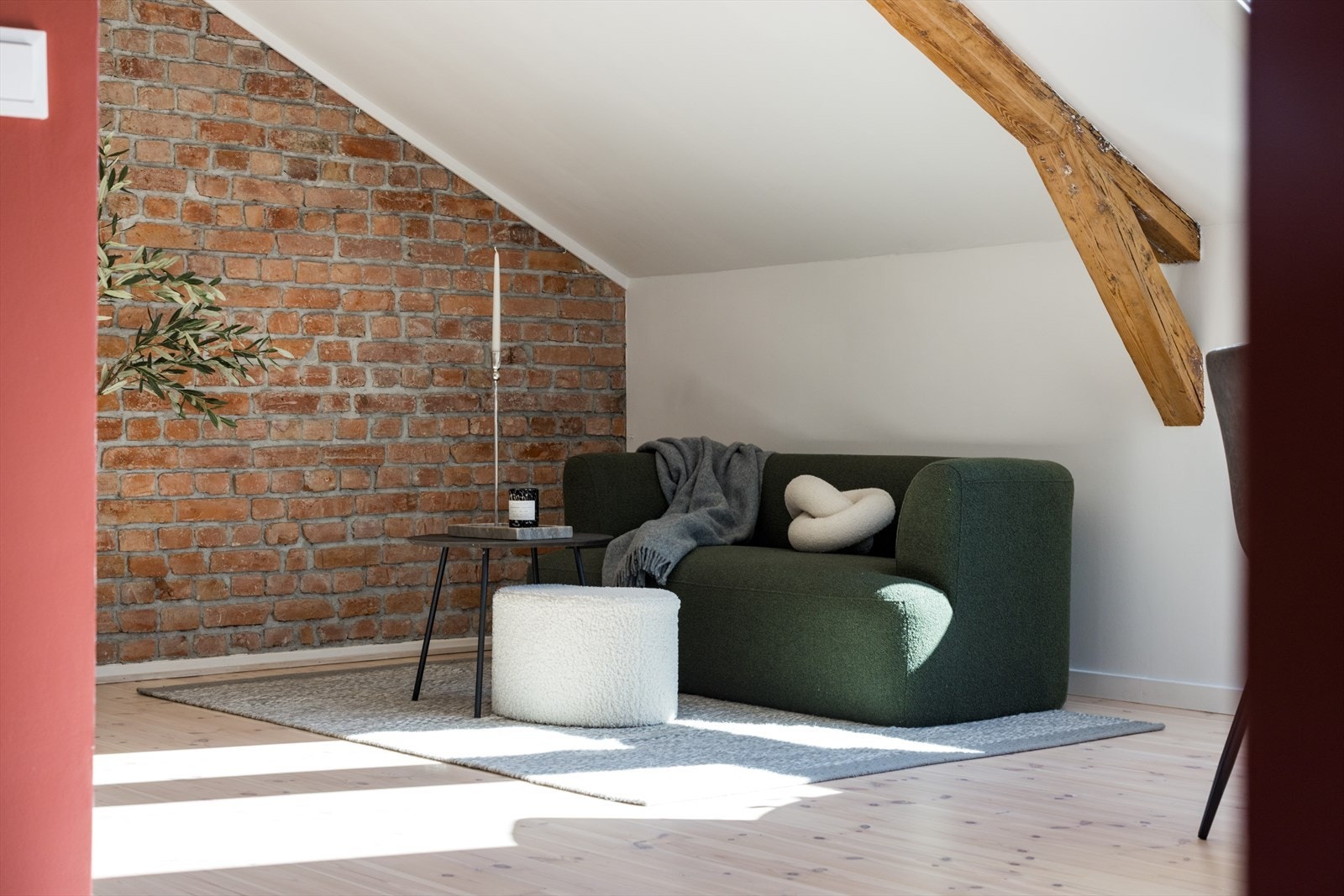 Flott tregulv og peisovn i leiligheten Galleribilde