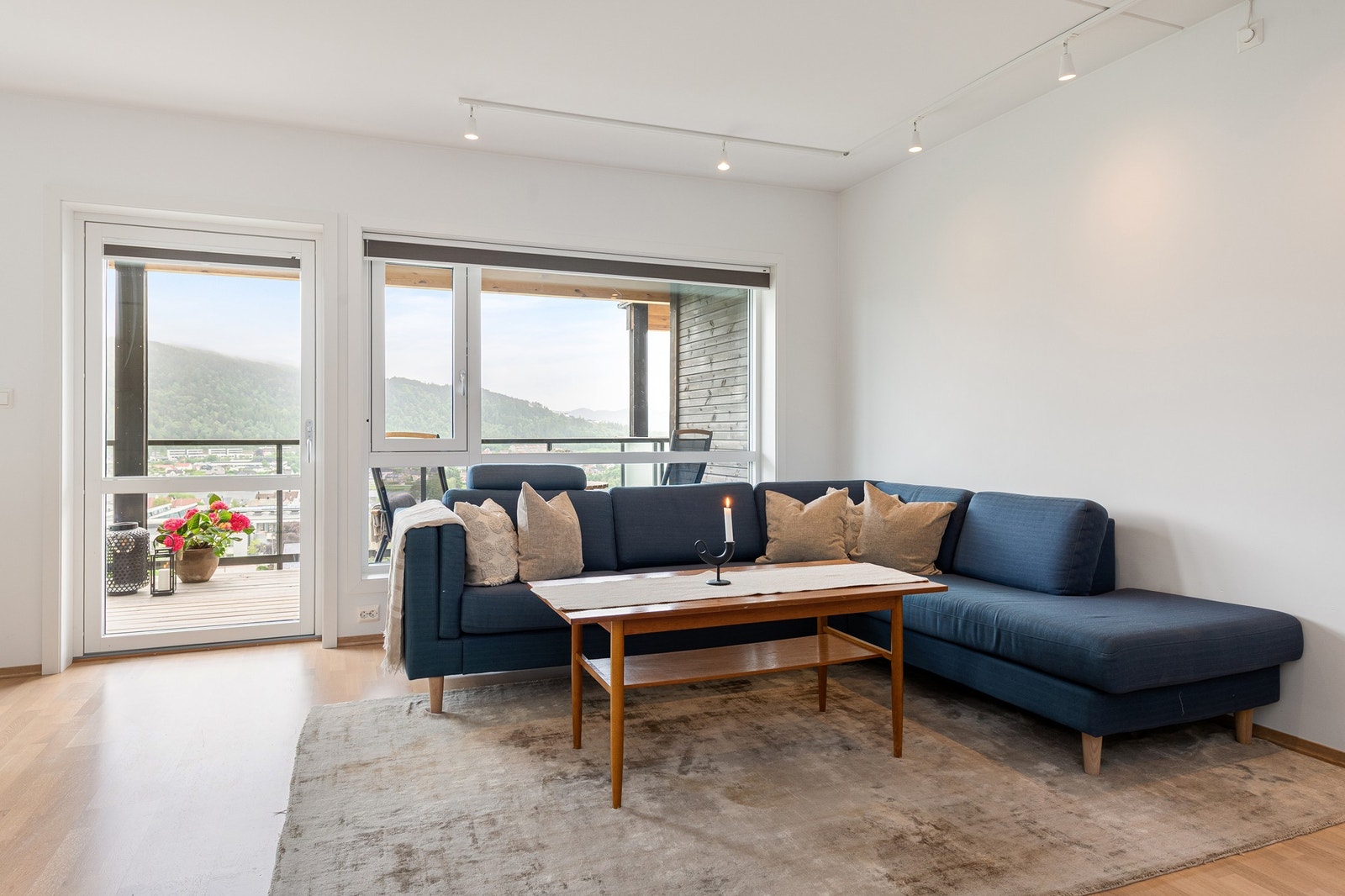 Innvendig har leiligheten store vindusflater som gir mye naturlig lysinnslipp. Galleribilde