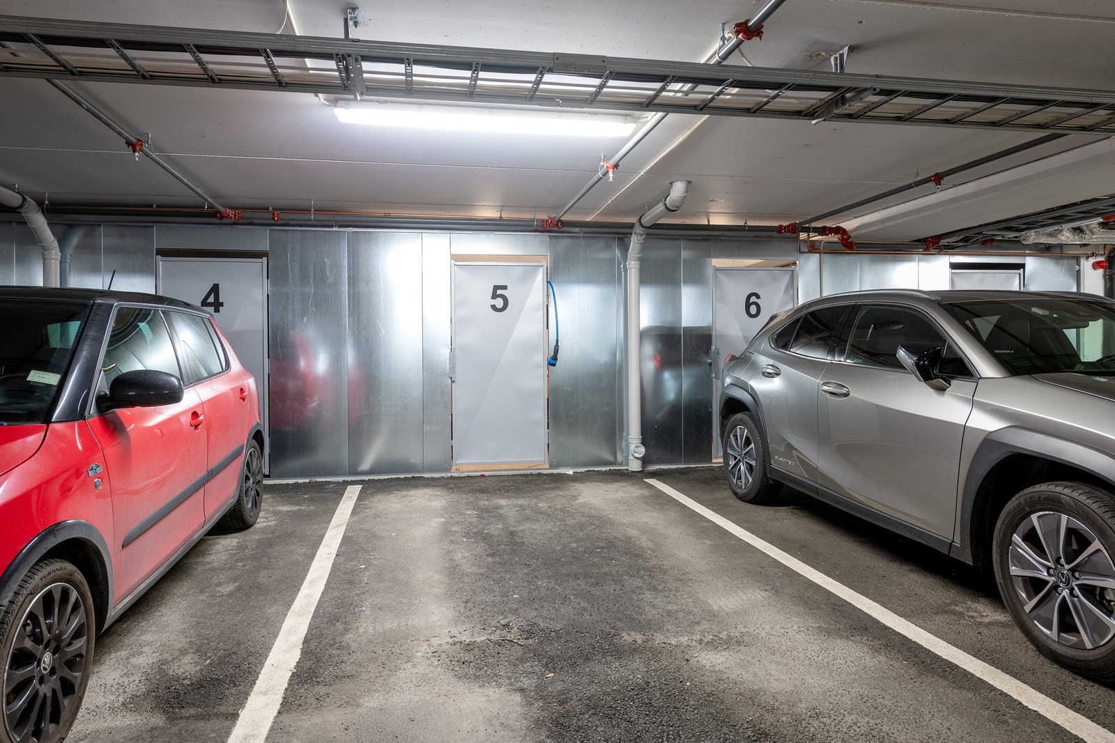 Ved parkeringsplassen er det tilhørende bod med elbil-lader. Galleribilde