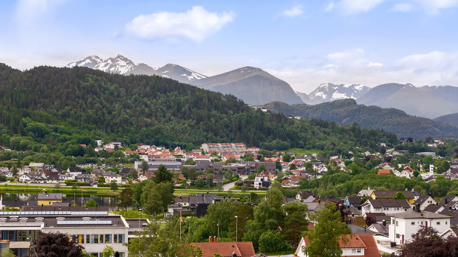 Fra leiligheten er det fantastisk utsikt over sunnmørsalpene. Galleribilde