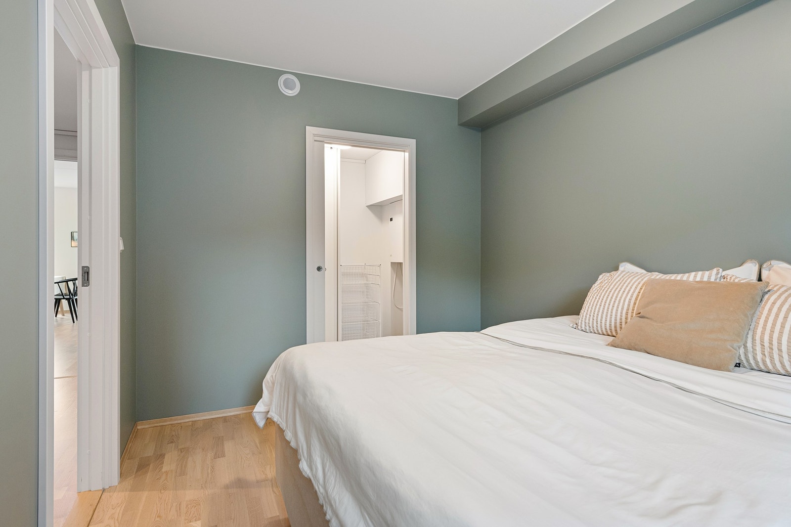 På hovedsoverommet er det tilhørende walk-in closet/bod. Galleribilde