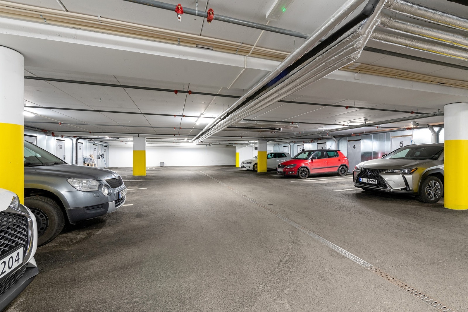 Tilhørende parkeringsplass i felles parkeringsanlegg. Galleribilde