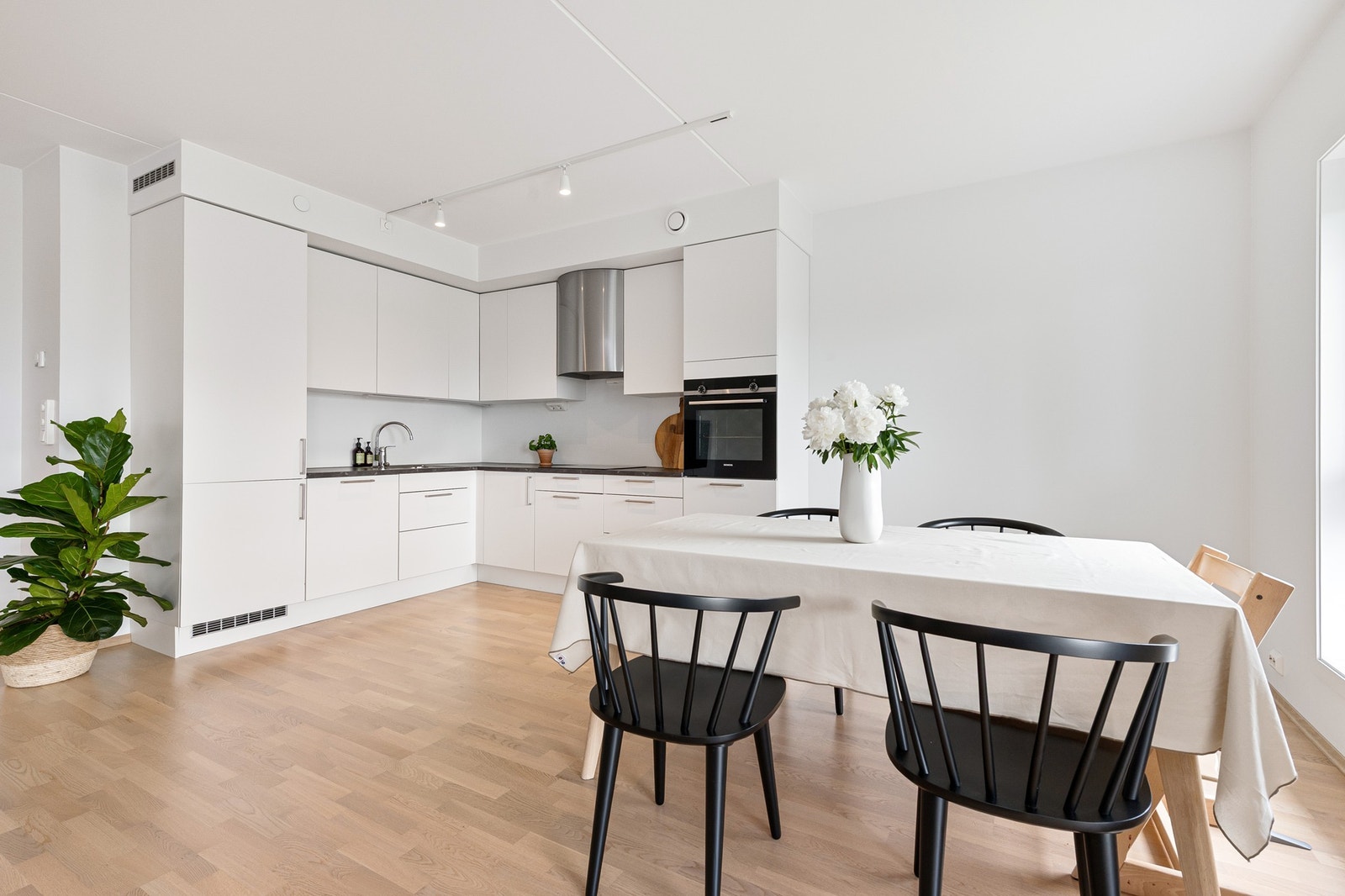 Ved kjøkkenet er det også god plass til spisebord. Galleribilde