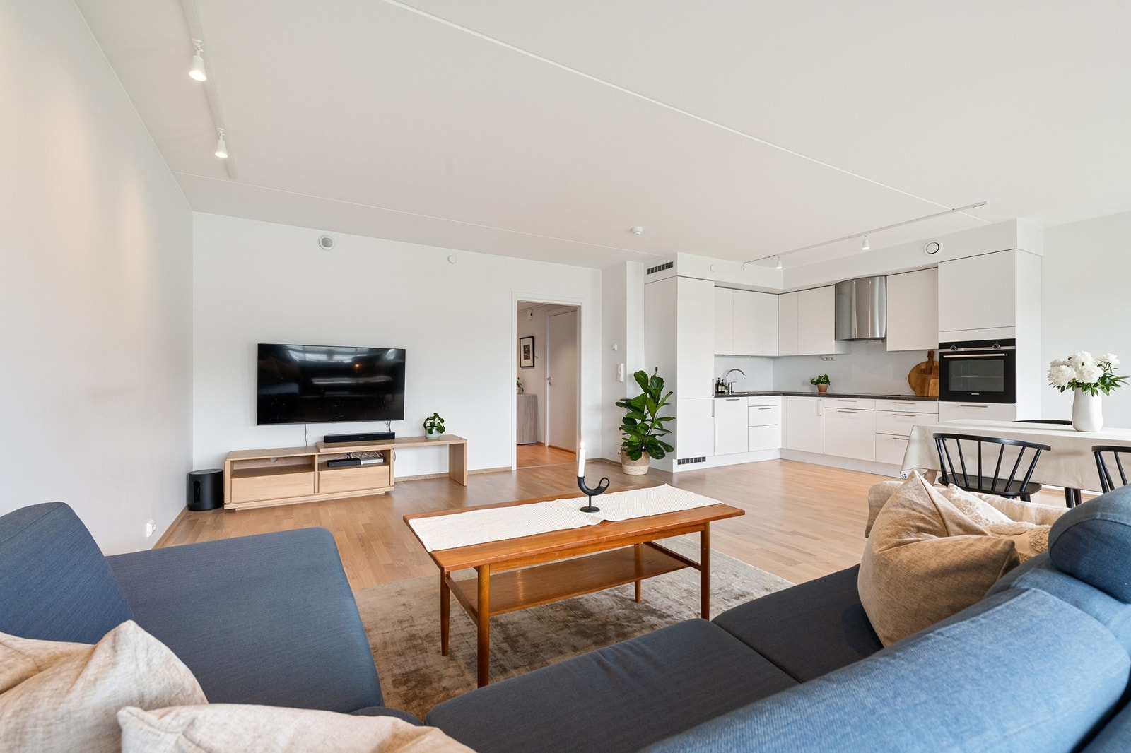 Stue og kjøkken i åpen løsning. Galleribilde