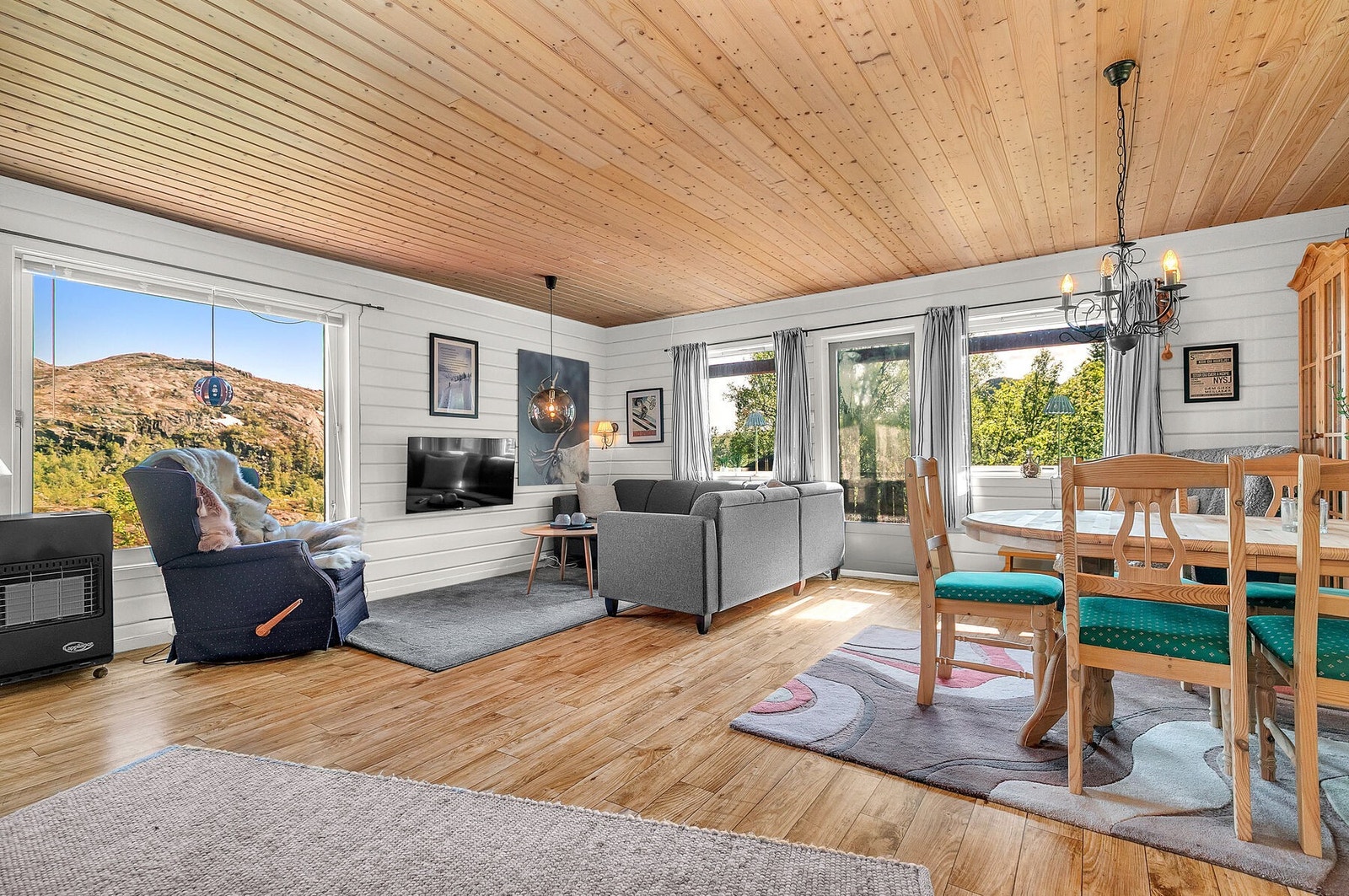 Lys og trivelig stue med utgang til terrasse Galleribilde