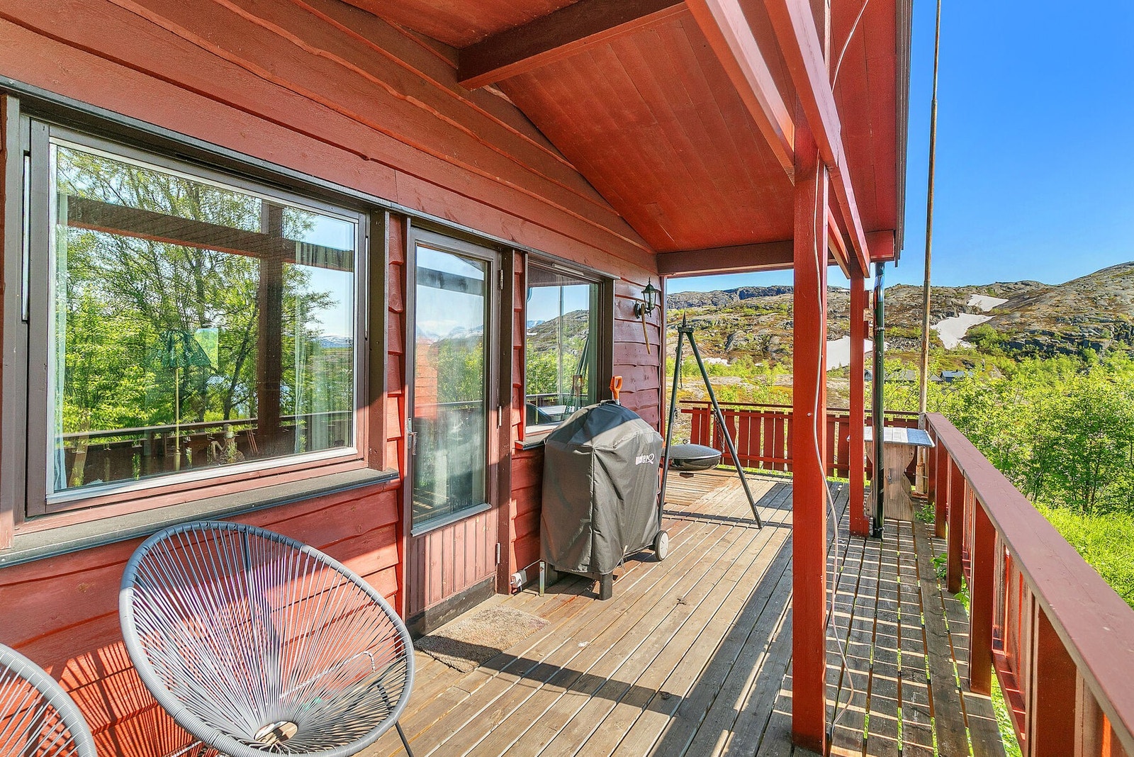 Delvis overbygd terrasse med gode solforhold Galleribilde