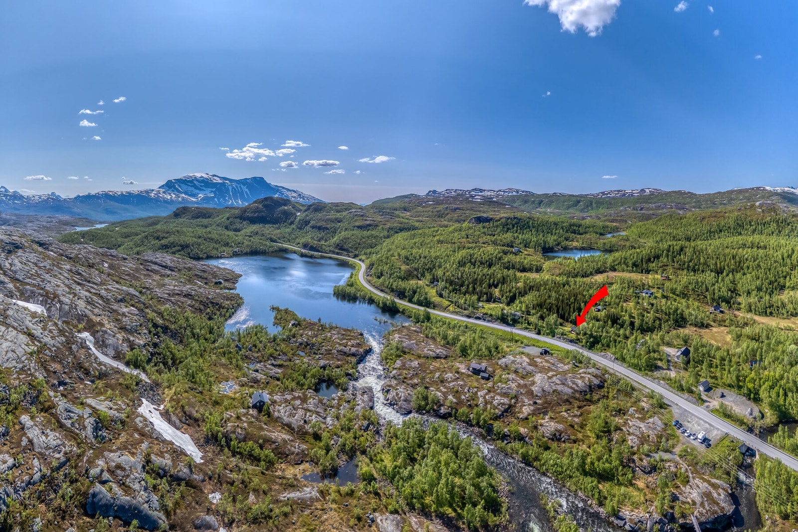 Lettvint adkomst med kjørevei frem til hytta. På vinterstid er det ca. 150 meter fra parkering ved E6 Galleribilde