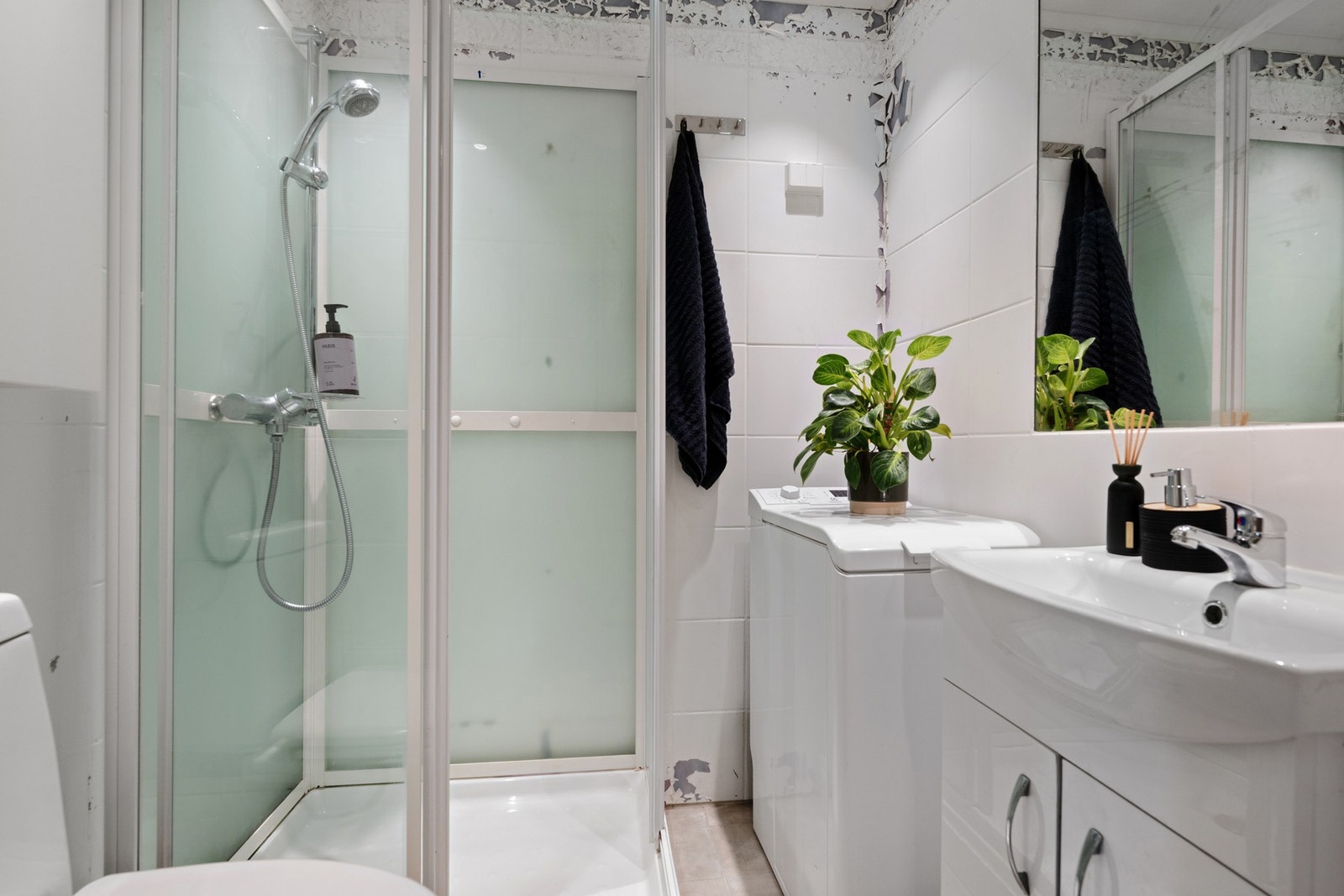 Badet ble delvis oppgradert i 2021 med nye gulvfliser, nymalte veggfliser og ny innredning. Nåværende eier har i tillegg installert dusjkabinett. Vaskemaskin medfølger. Galleribilde