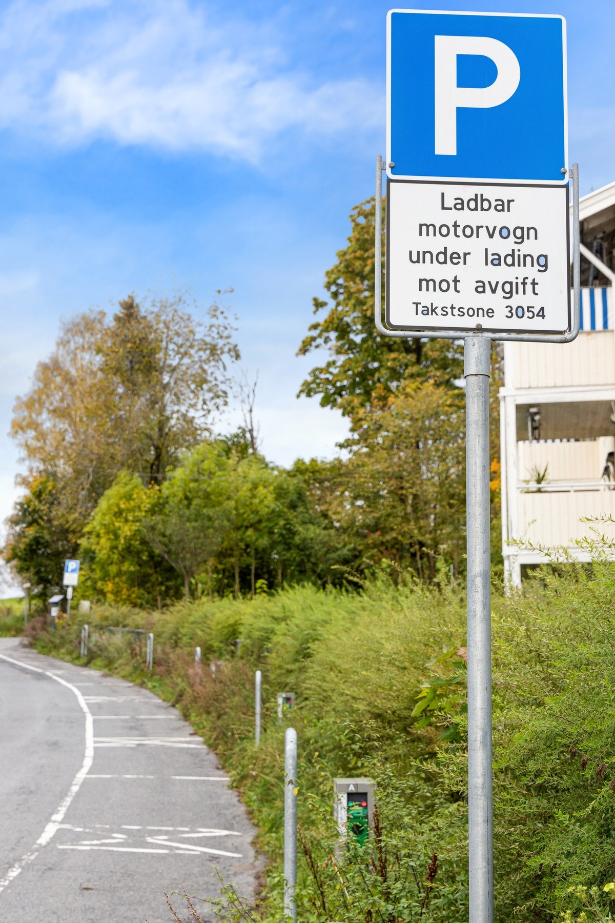 Det er gode parkeringsmuligheter med offentlig parkering i omkringliggende gater. Kommunale ladeplasser rett utenfor. Galleribilde
