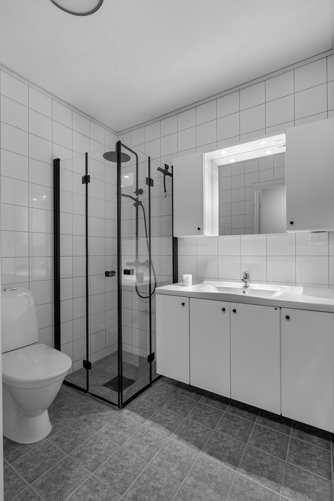 Moderne dusj med regnfall Galleribilde