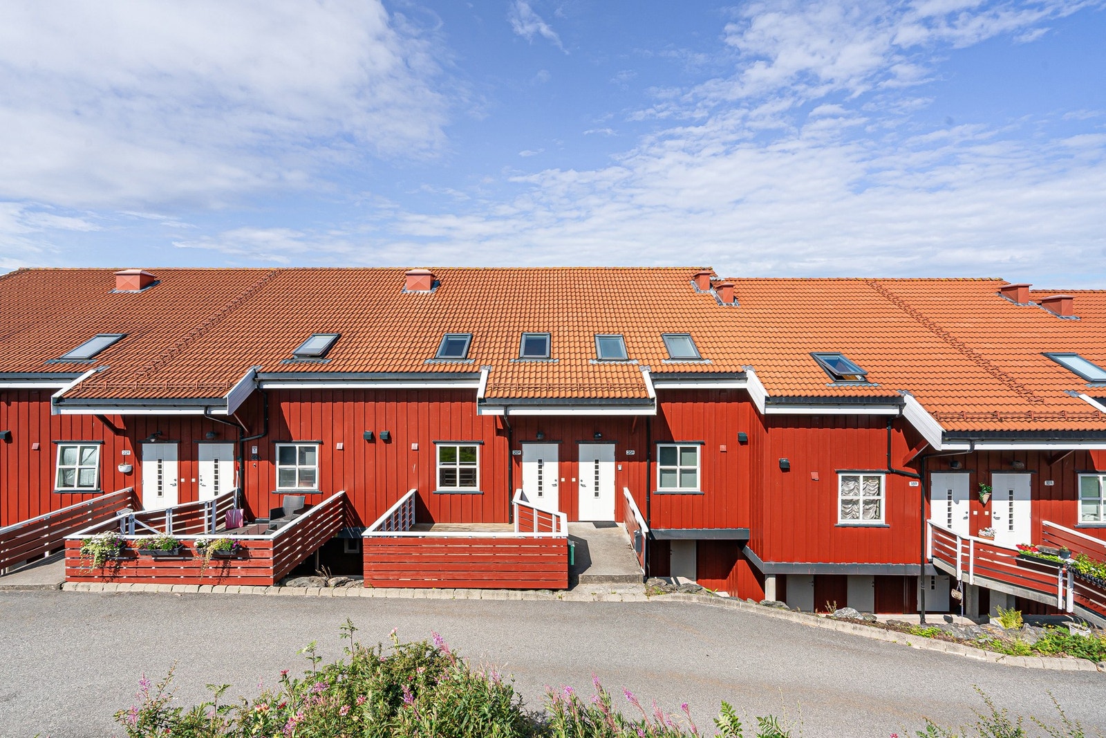 Fasadene ble malt i 2022. Tak ble byttet i 2010, og flere vinduer og dører ble fornyet i 2012/2013. Galleribilde