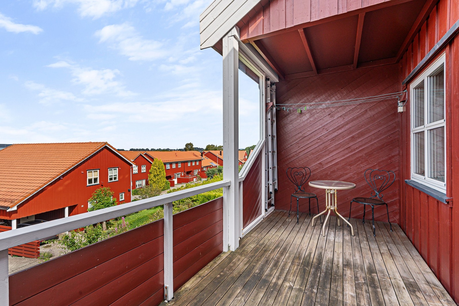 Størrelsen på balkongen gjør det enkelt å møblere med utemøblement. Galleribilde