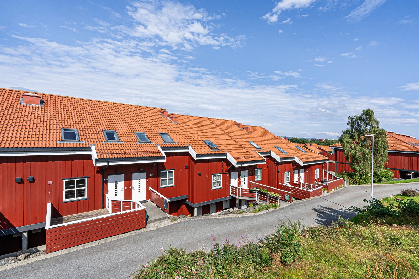 Her får man en ideell bolig for deg som ønsker en tilbaketrukket beliggenhet, men samtidig nærhet til alt byen har å by på. Galleribilde