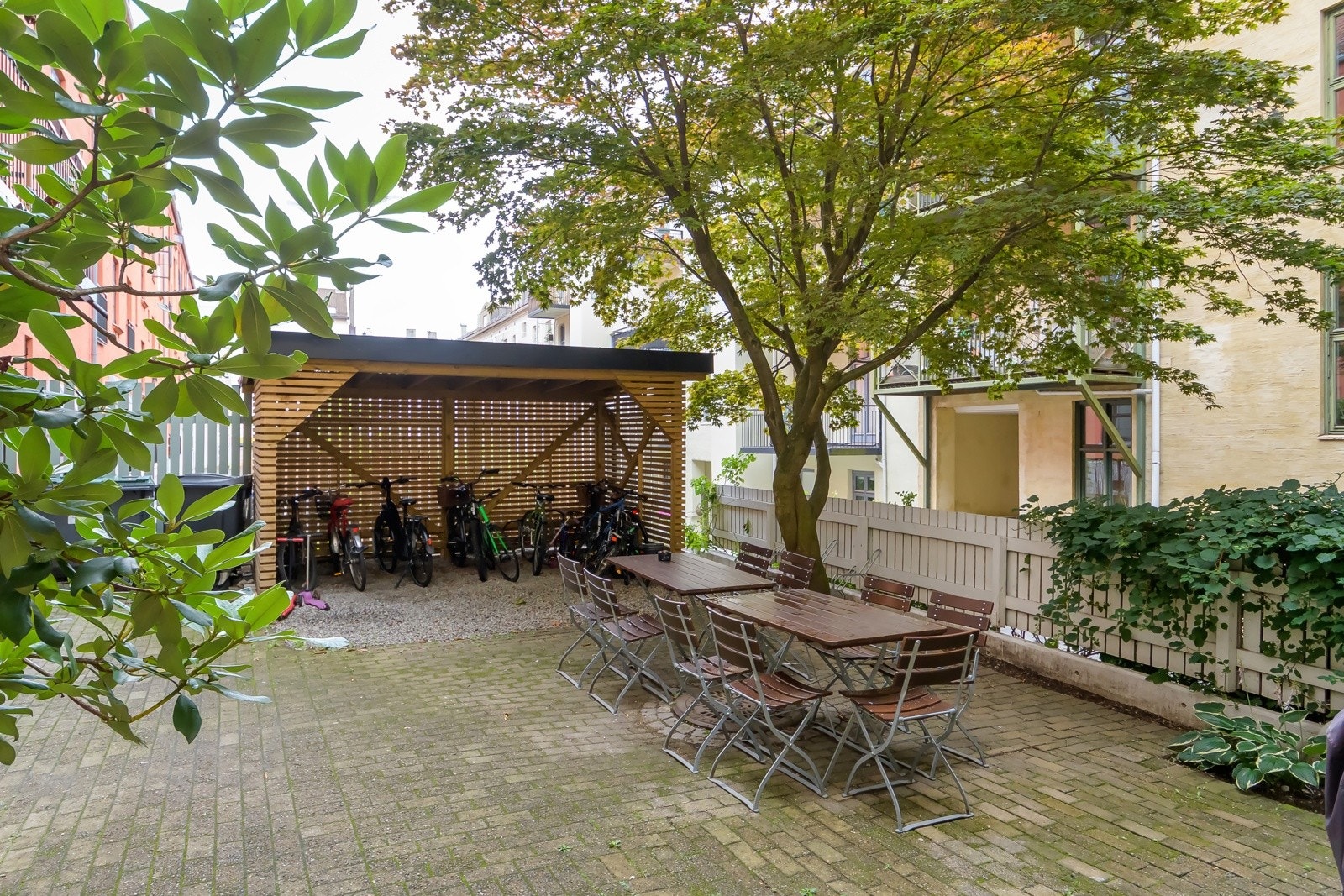 Borettslaget har en hyggelig bakgård med sittegrupper og felles sykkelparkering. Galleribilde