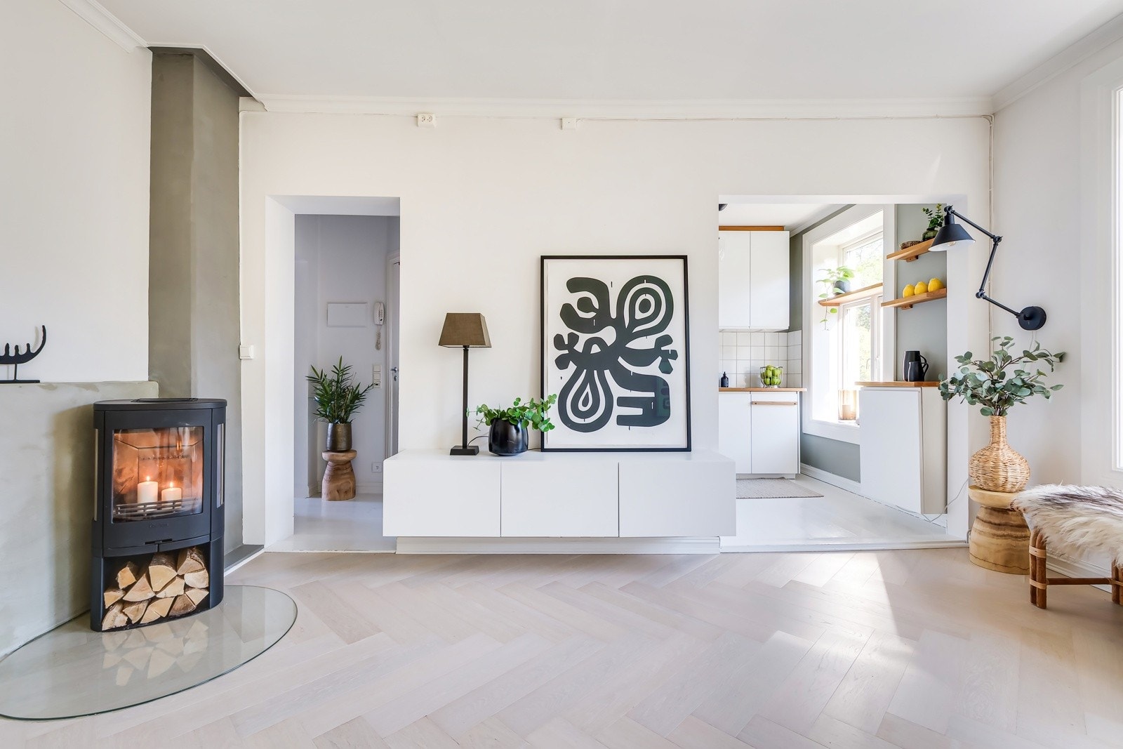 I rommet er det en flott peis fra 2022. Galleribilde