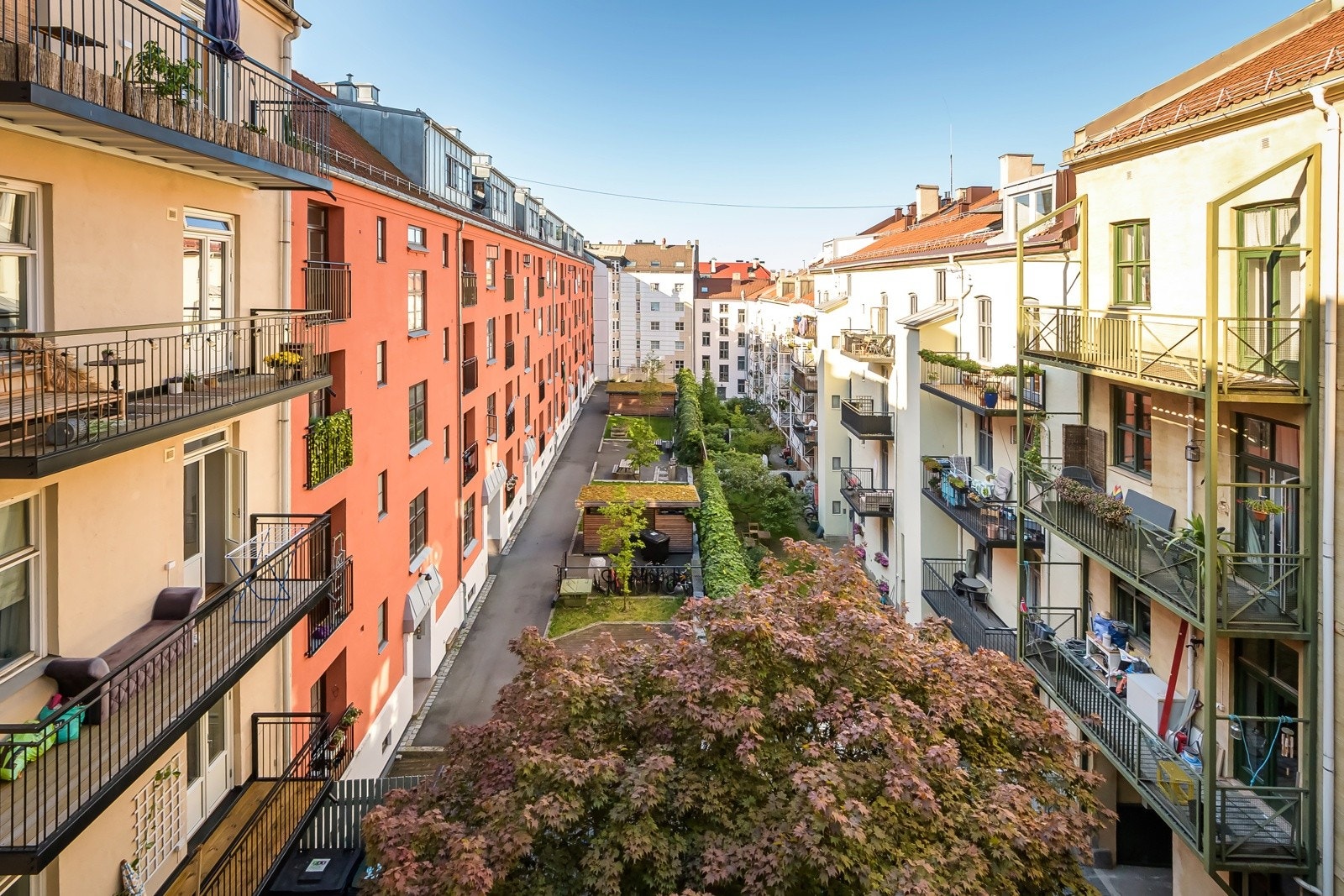 Balkongen er vendt mot sydvest og byr på gode solforhold. Galleribilde