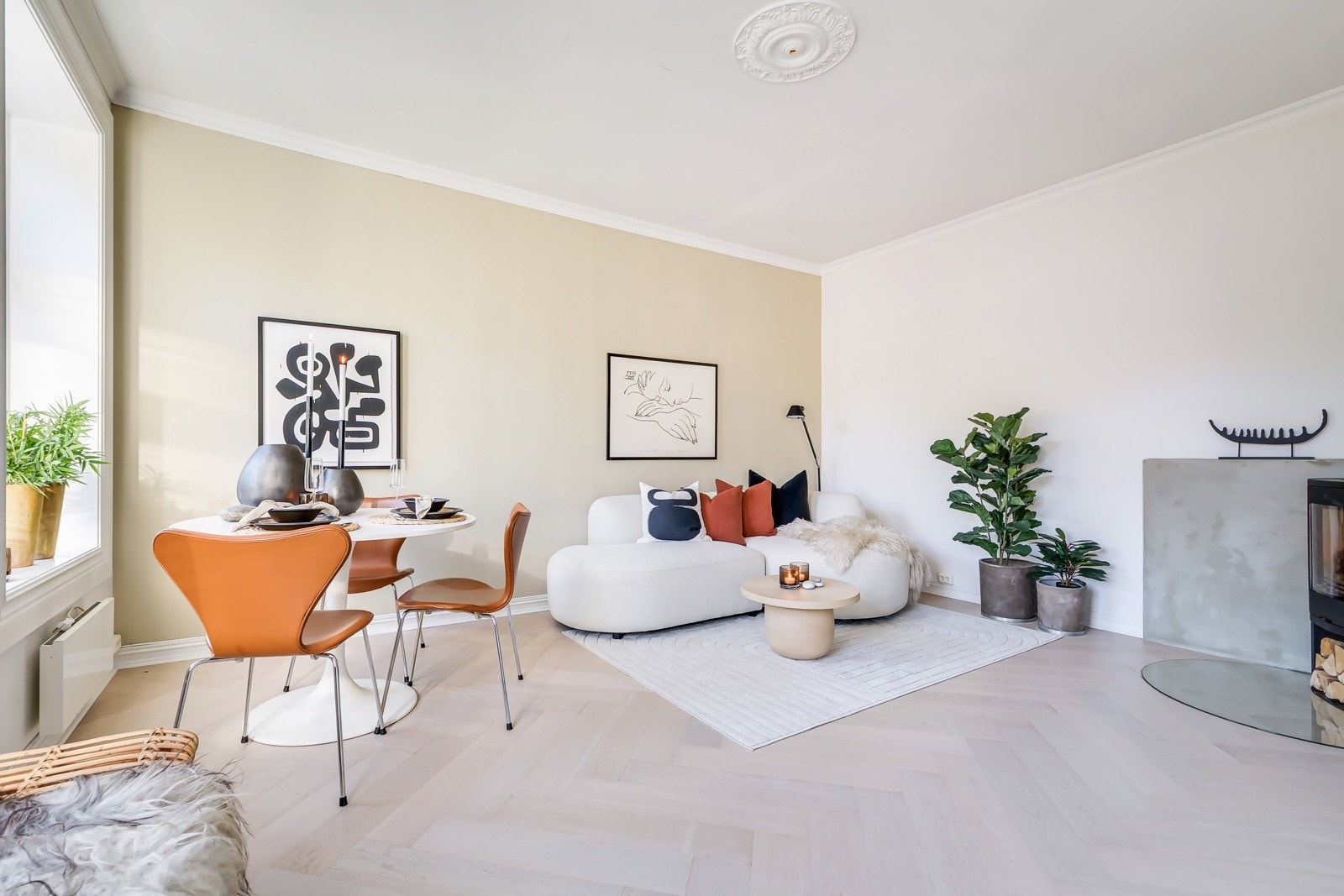 Stuen har gode møbleringsmuligheter med plass til sofagruppe, tv-seksjon og spisebord. Galleribilde