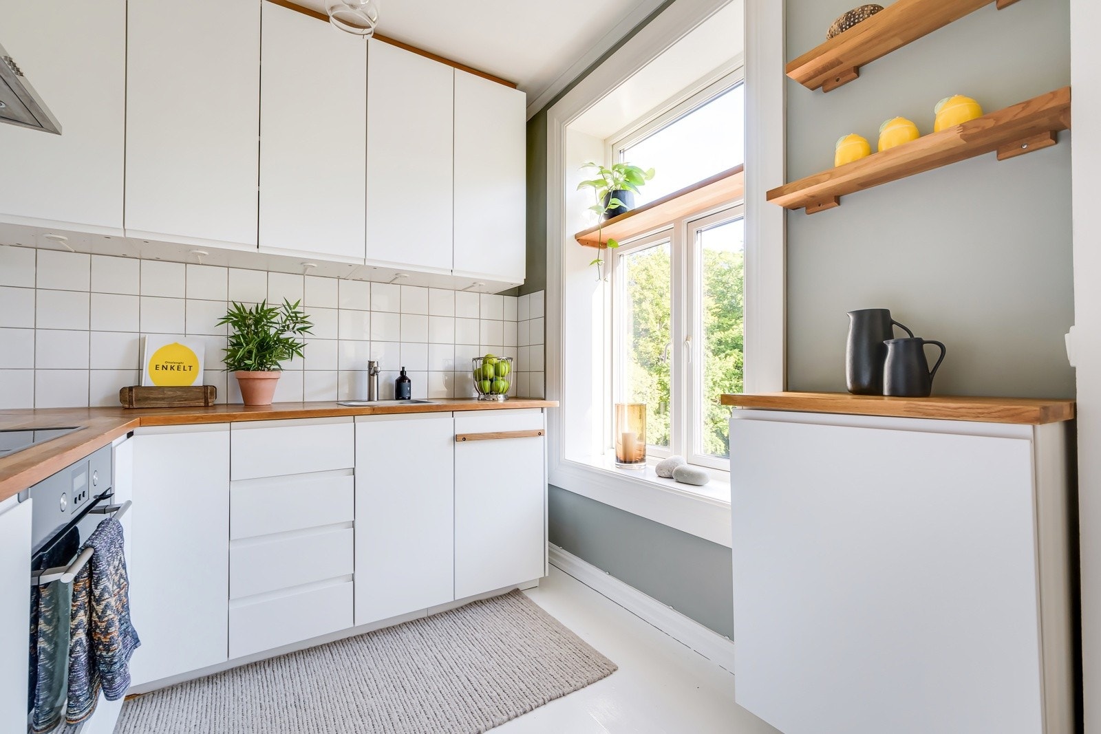 Leiligheten har et pent kjøkken fra 2015, ifølge eier. Galleribilde