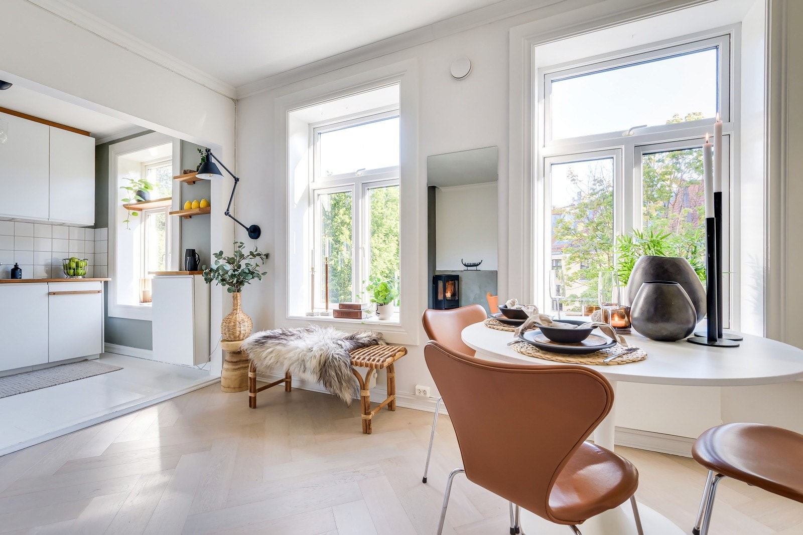 Veggene er malt i en behagelig tone, og på gulvet er det pen parkett. Galleribilde