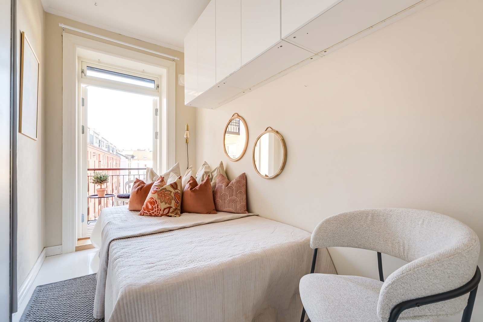 Leiligheten har et fint soverom med plass til dobbeltseng og nattbord. Galleribilde