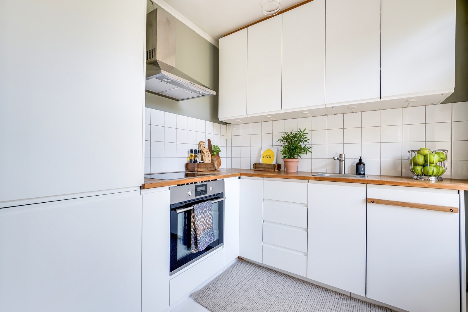 De integrerte hvitevarene medfølger handelen. Kjøleskapet er fra 2025. Galleribilde